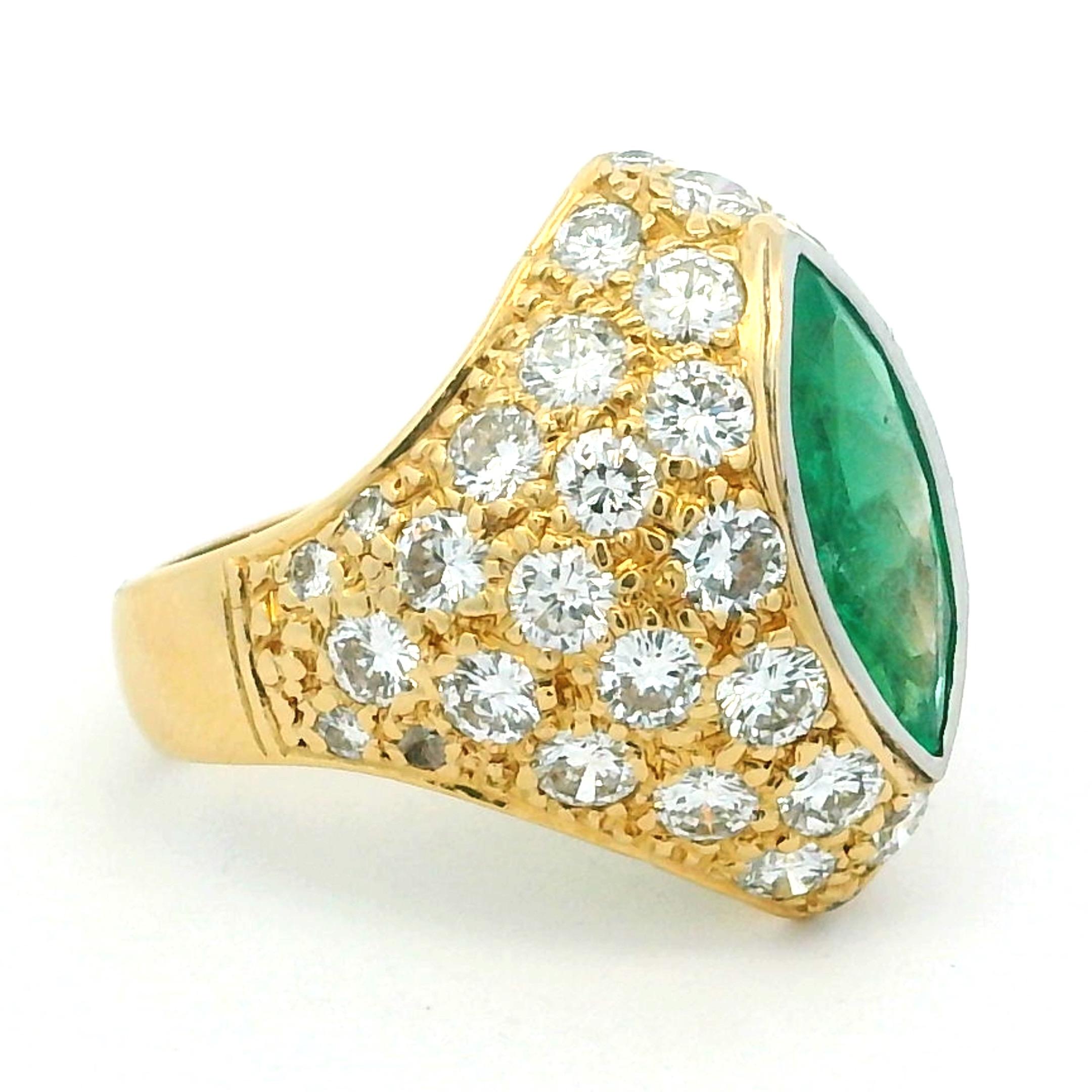 da uomo o donna Anello a cupola in oro giallo 18 carati italiano degli anni '70  Smeraldo Marquise Colombiano e Diamanti in vendita