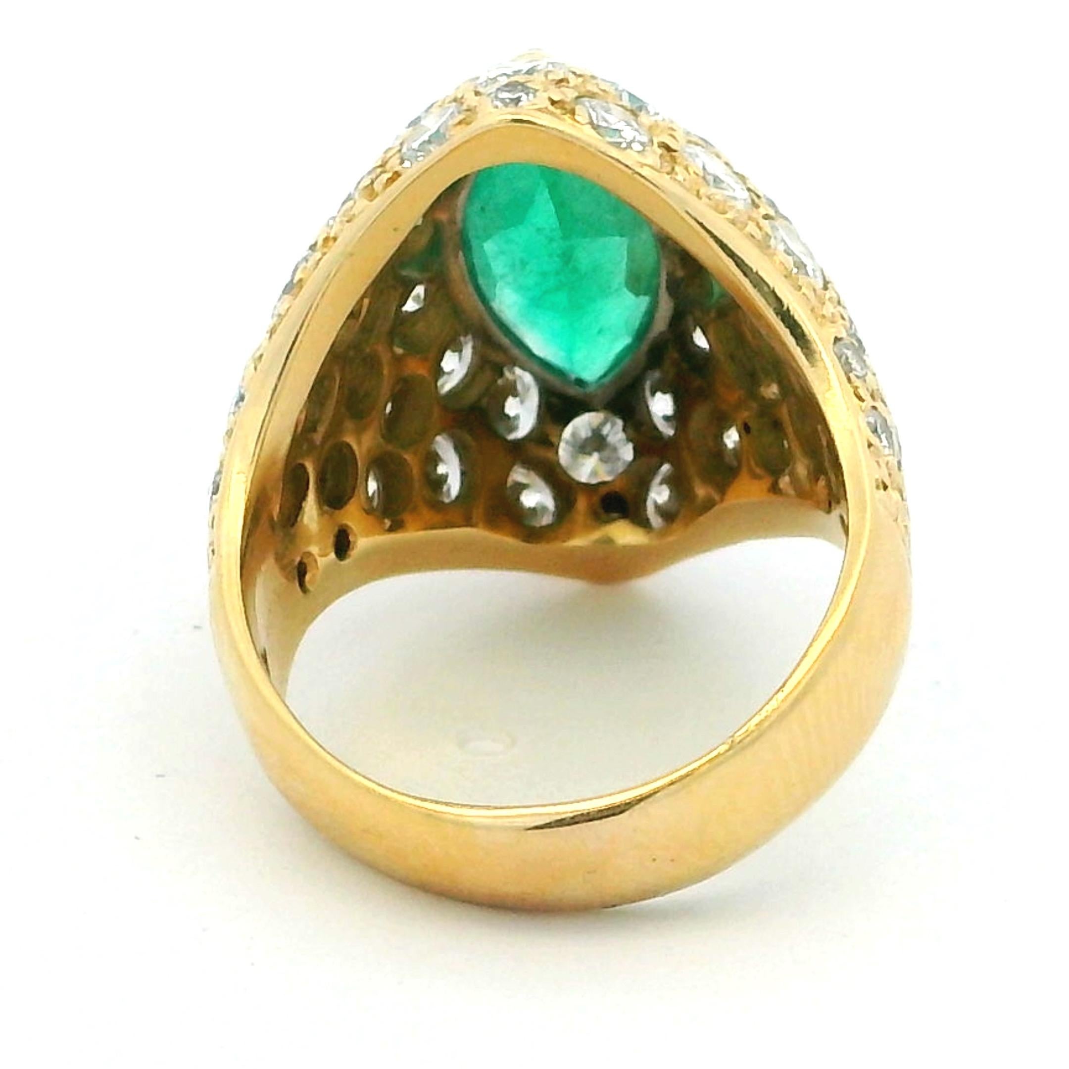 Anello a cupola in oro giallo 18 carati italiano degli anni '70  Smeraldo Marquise Colombiano e Diamanti in vendita 1