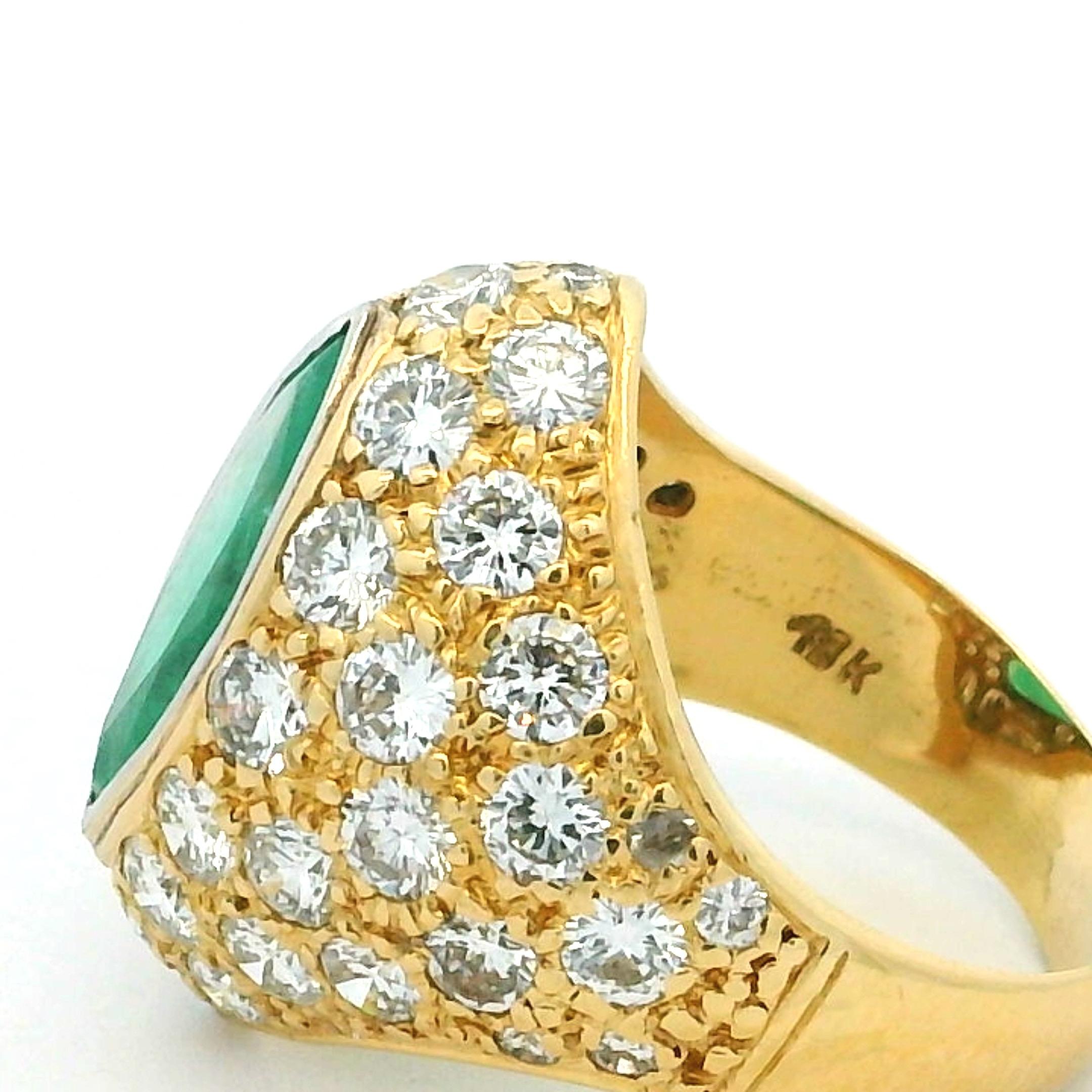 Anello a cupola in oro giallo 18 carati italiano degli anni '70  Smeraldo Marquise Colombiano e Diamanti in vendita 2
