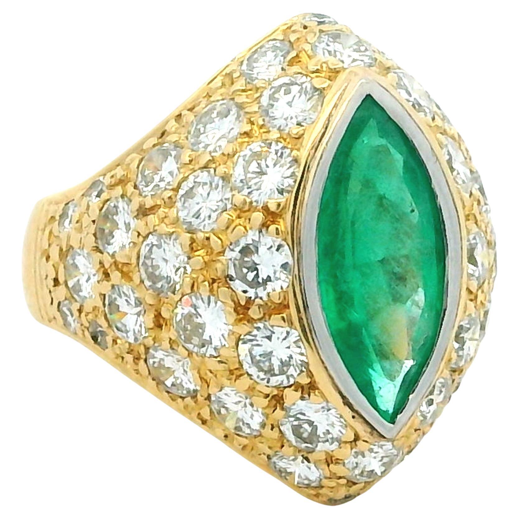 Anello a cupola in oro giallo 18 carati italiano degli anni '70  Smeraldo Marquise Colombiano e Diamanti in vendita