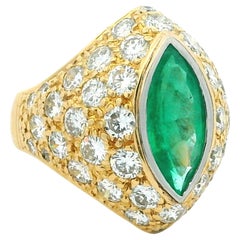1970 Italian 18K Yellow Gold Dome Ring  Émeraude marquise colombienne et diamants