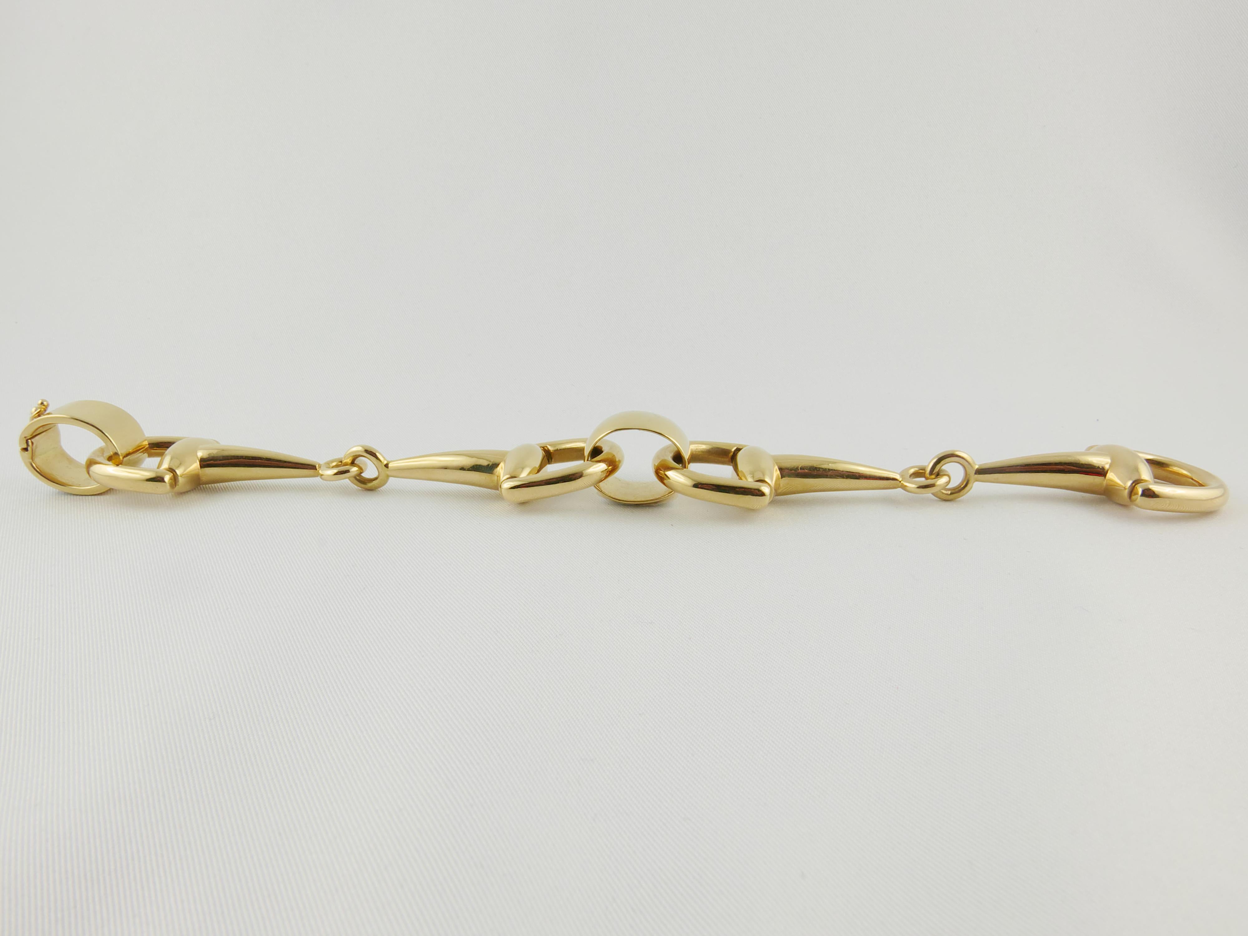 Extremely chic Link  Bracelet comprised of four  Stirrup shaped links in polished solid 18k Yellow Gold finely crafted in Italy in the 1970s
Timeless and elegant, this Bracelet can be worn with all your outfits. Very stylish and comfortable to