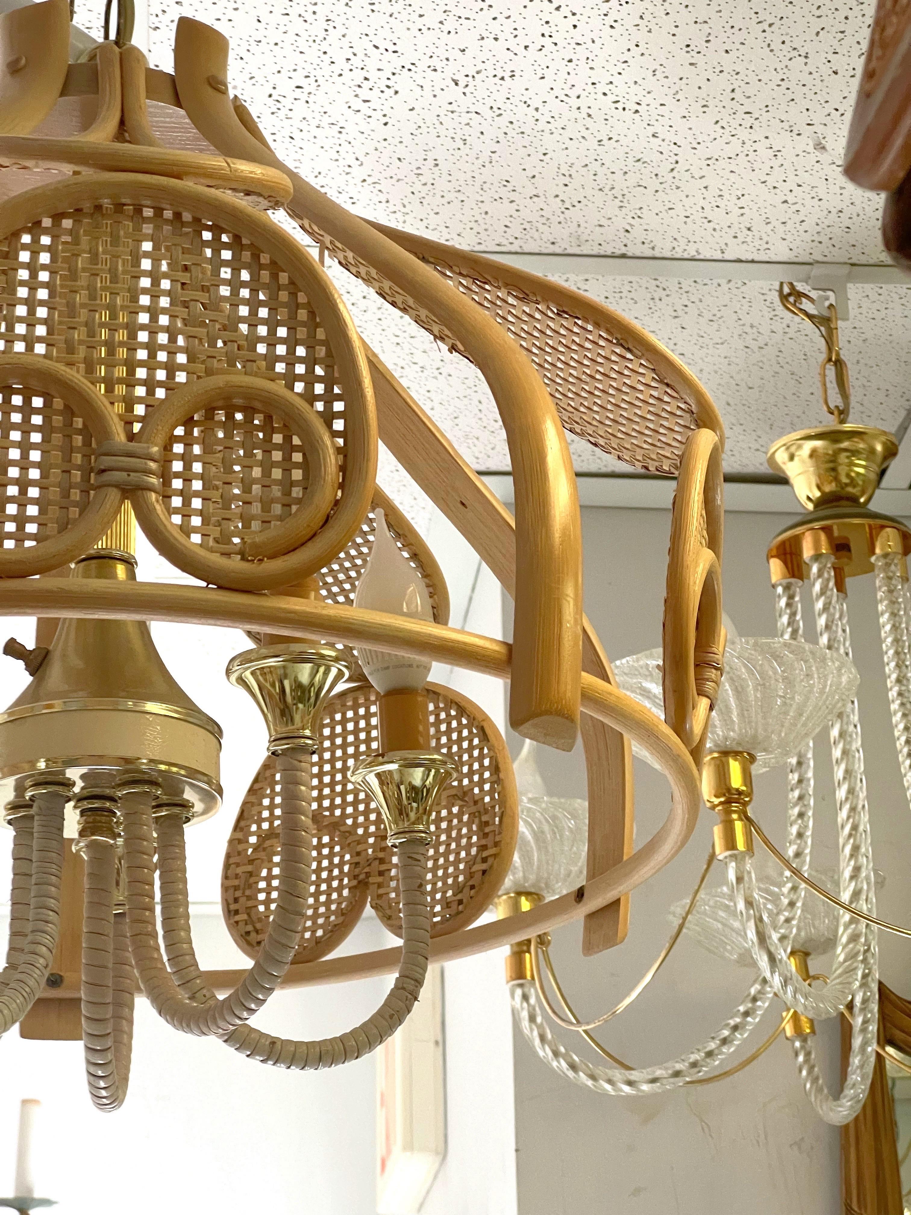 1970's Italian 5 Light Bamboo and Cane Caged Kronleuchter im Zustand „Gut“ im Angebot in Charleston, SC