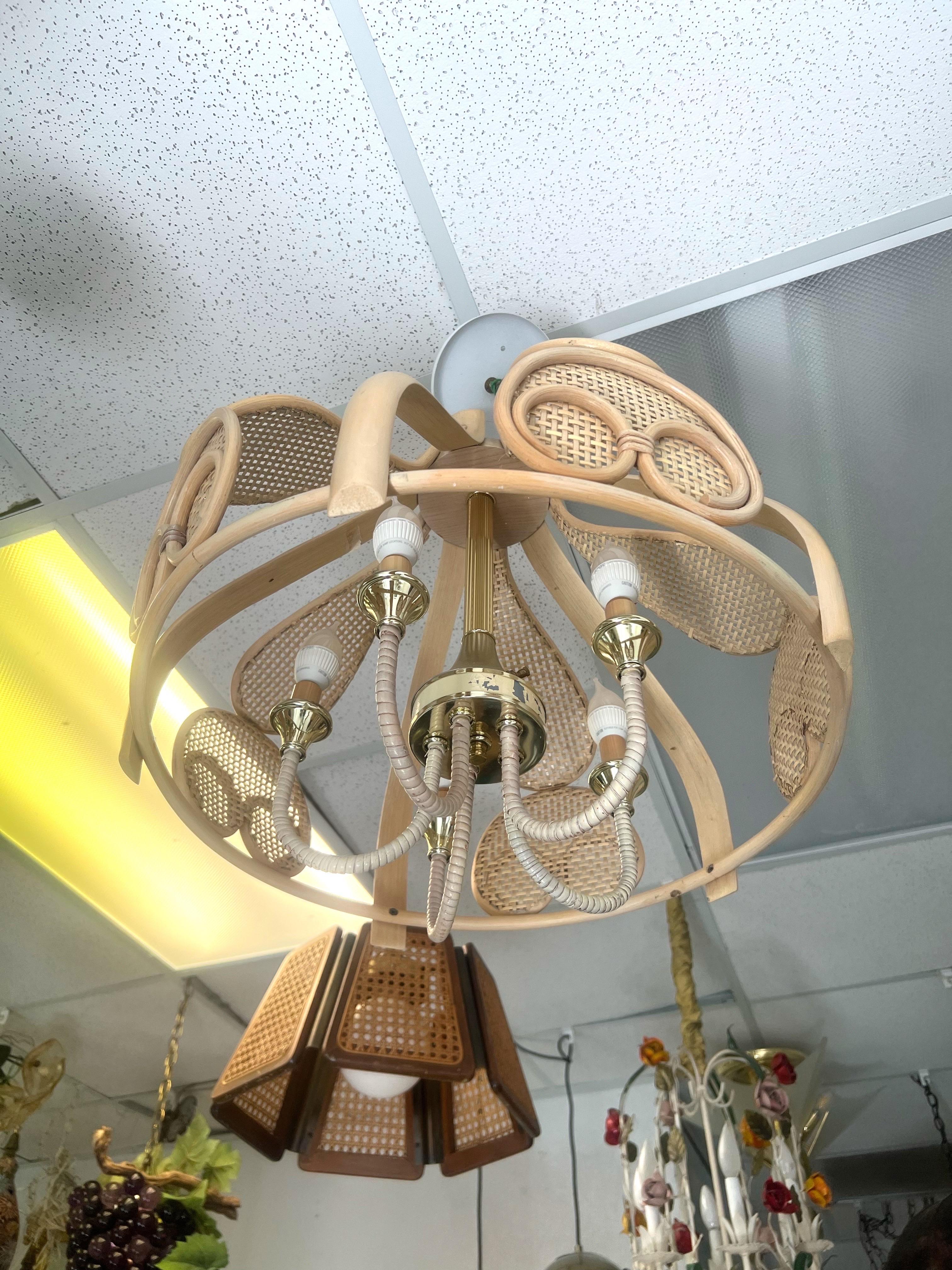 1970's Italian 5 Light Bamboo and Cane Caged Kronleuchter (Ende des 20. Jahrhunderts) im Angebot