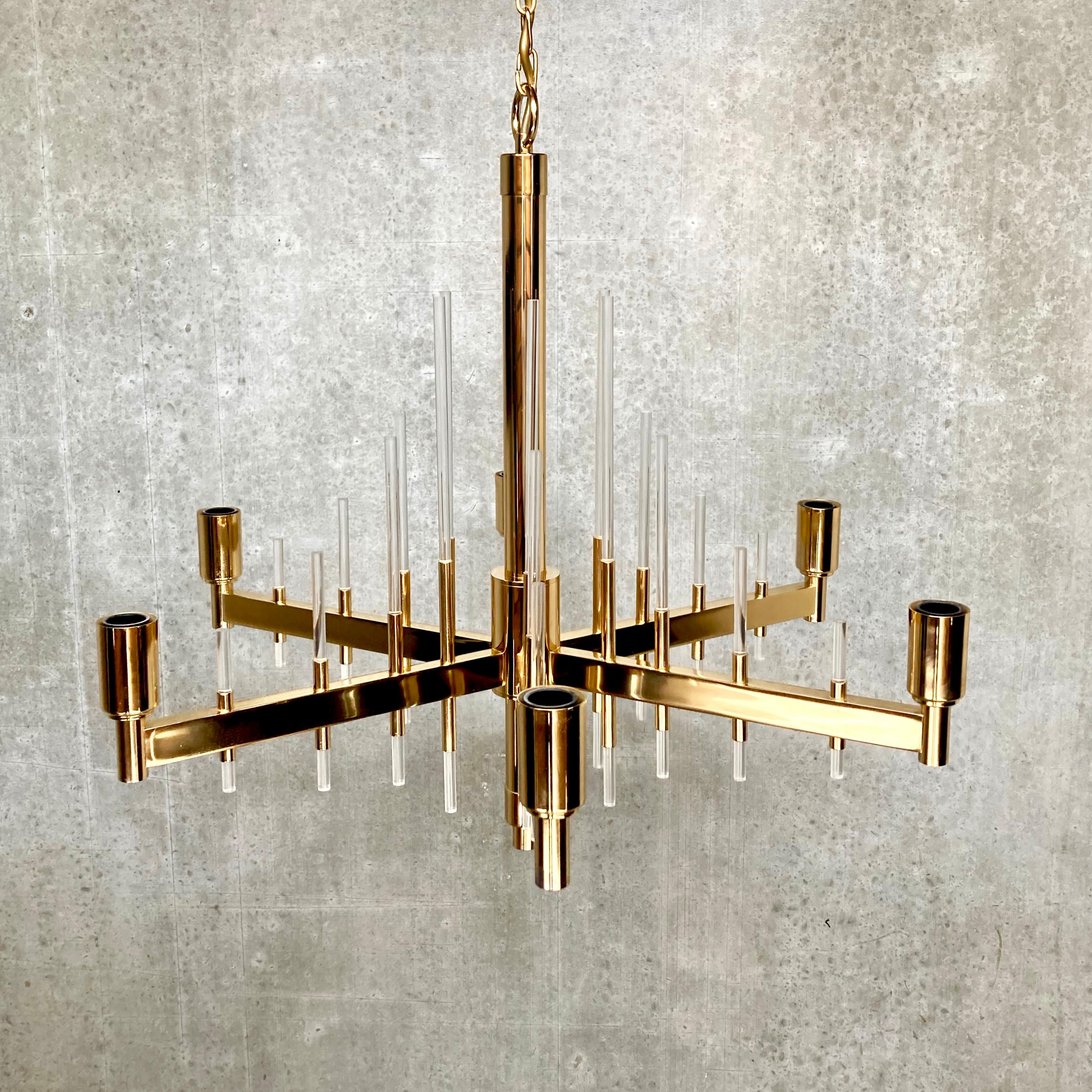 Un lampadario post-moderno di grande effetto e autentico, opera del designer italiano Gaetano Sciolar (1927-1994). Questo lampadario a sospensione a 6 bracci è tipico del suo lavoro: una struttura a più luci, un look futuristico, interessanti