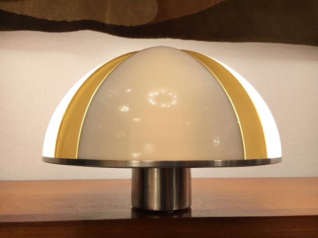 Très intéressante lampe de table italienne à dôme en acrylique et acier, vers les années 1970.
Abat-jour amovible en acrylique pour accéder à l'ampoule
Base en acier.
     