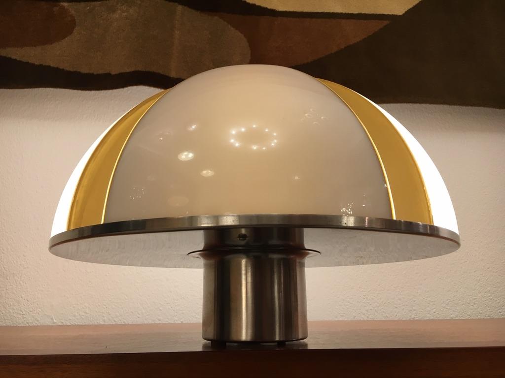 1970s Italian Acrylic and Steel Table Lamp For Sale 4