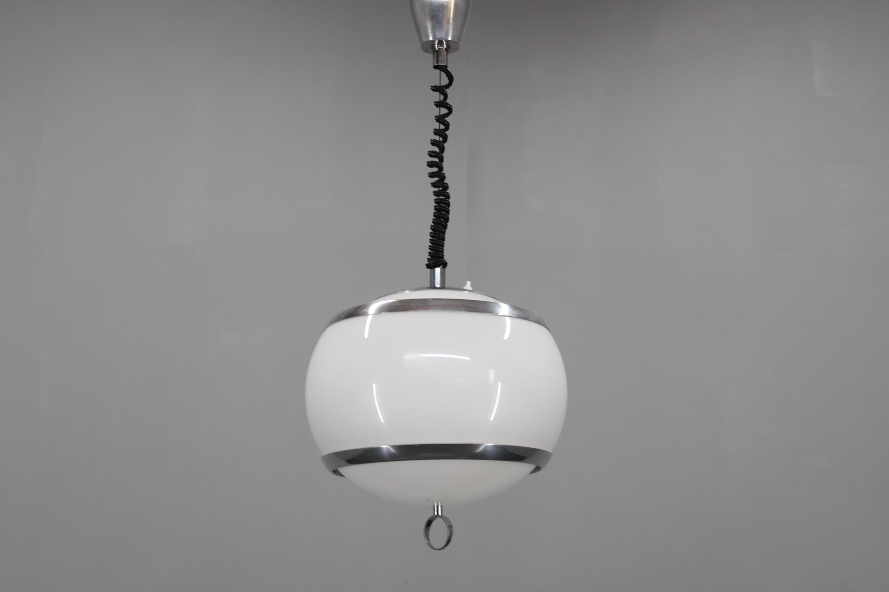 Lampada a sospensione regolabile in plastica e cromo degli anni '70 - Space Age Modern in vendita 5