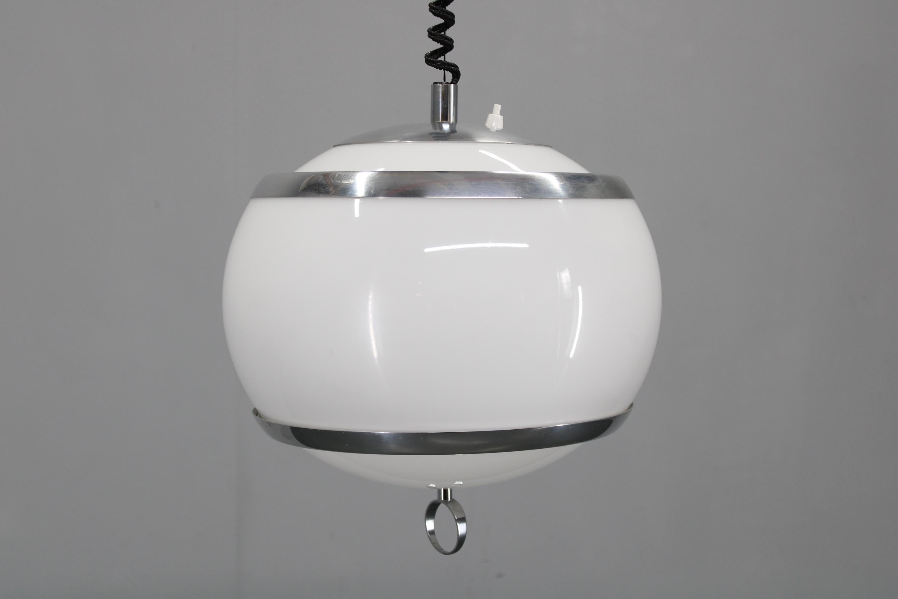 Art Déco Lampada a sospensione regolabile in plastica e cromo degli anni '70 - Space Age Modern in vendita