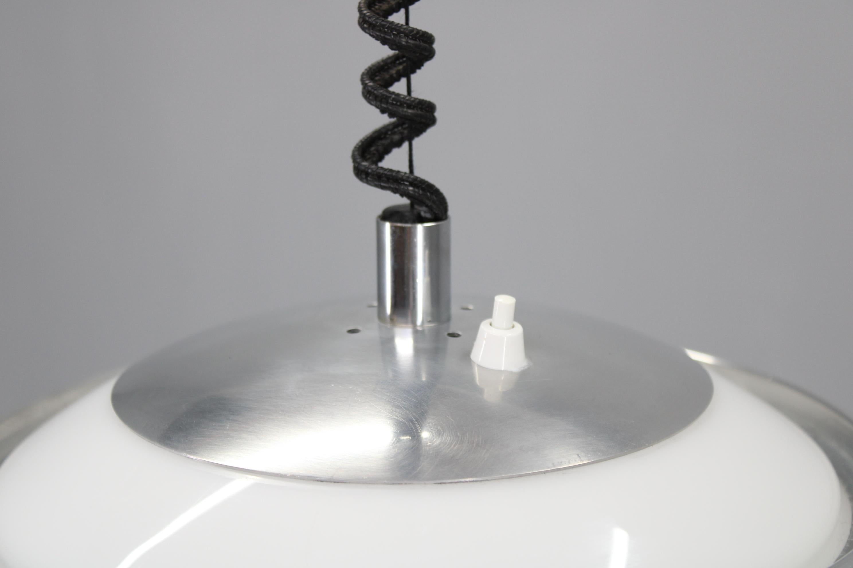 Italiano Lampada a sospensione regolabile in plastica e cromo degli anni '70 - Space Age Modern in vendita