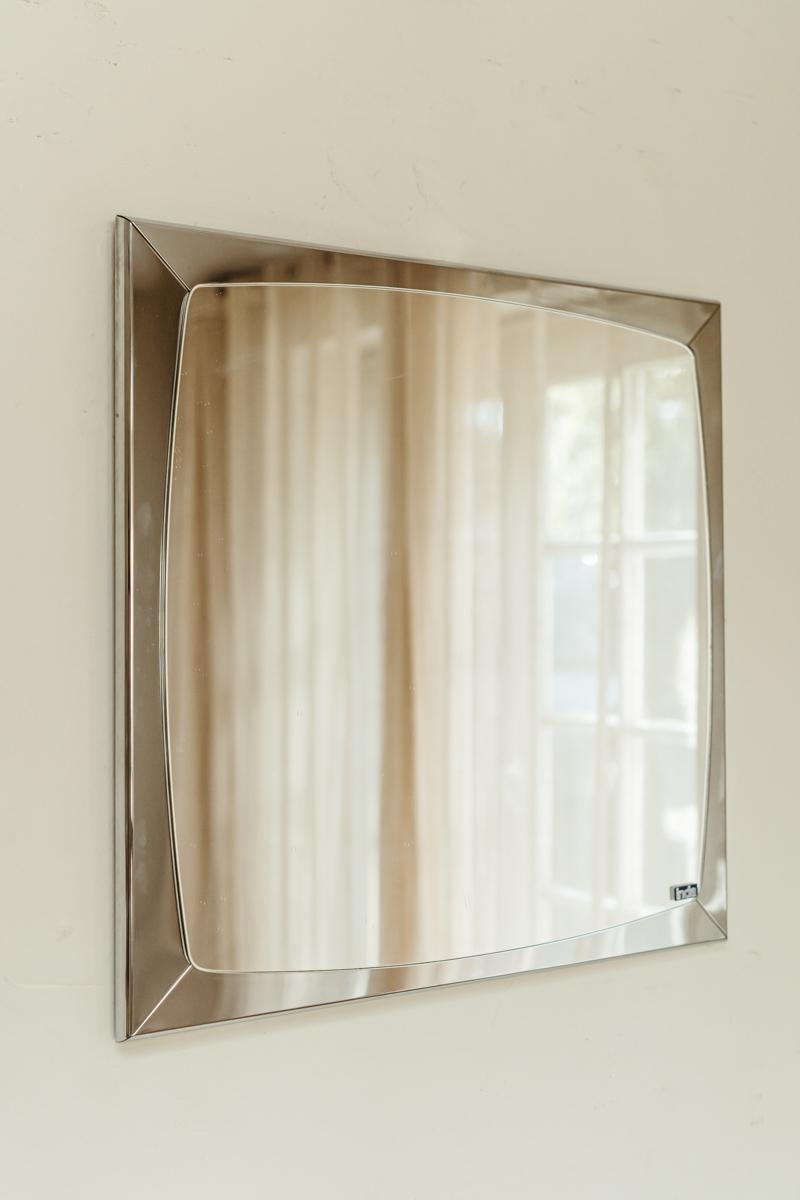 this 1970's vintage mirror was made in Italy by Inda, in very good vintage condition.