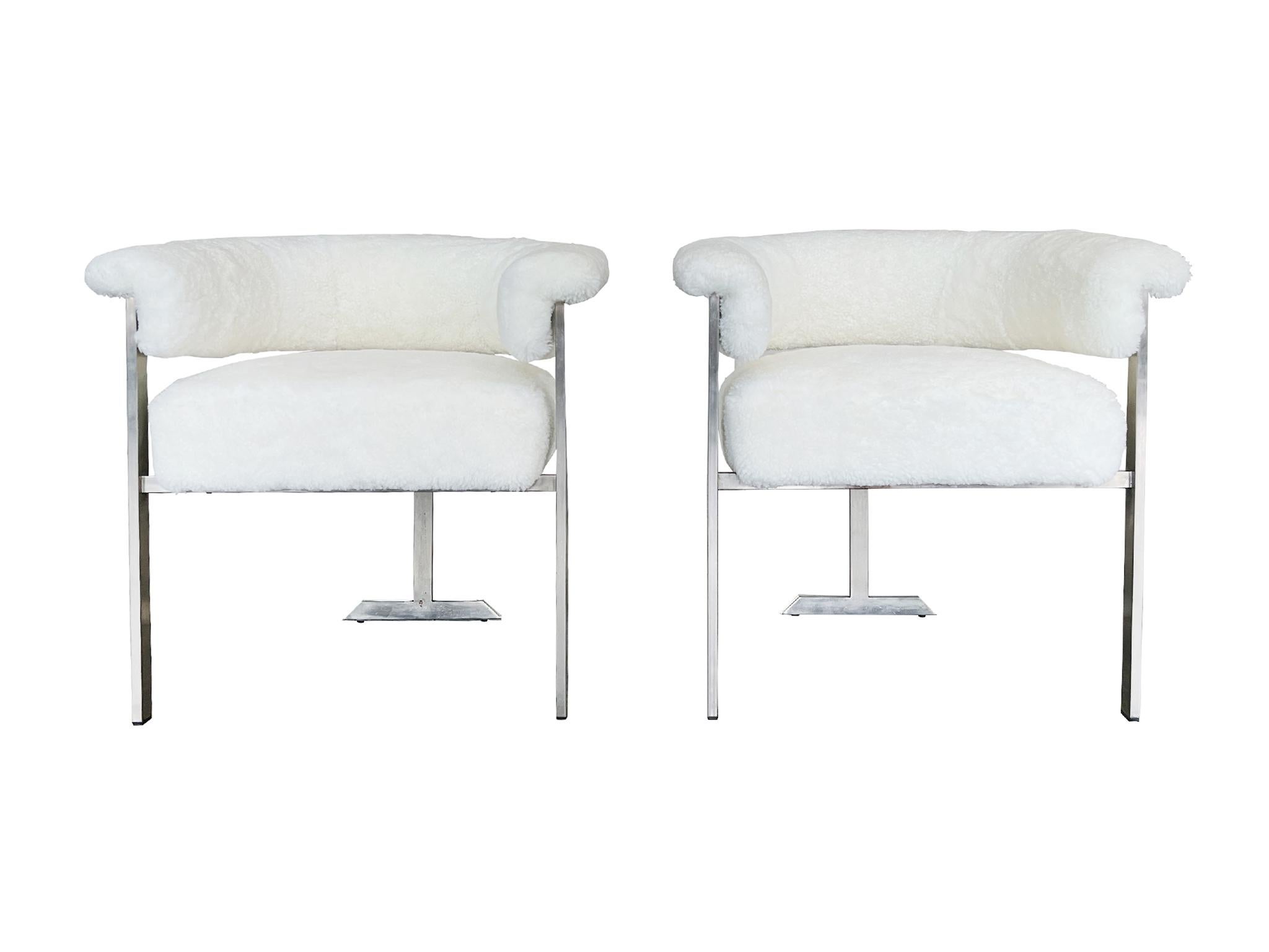 Realizzate originariamente negli anni '70, queste poltroncine italiane a tre gambe sono costituite da una struttura in alluminio che è stata recentemente rivestita in shearling bianco di Skandilock. Emana morbidezza e calore, le sedie sono comode e
