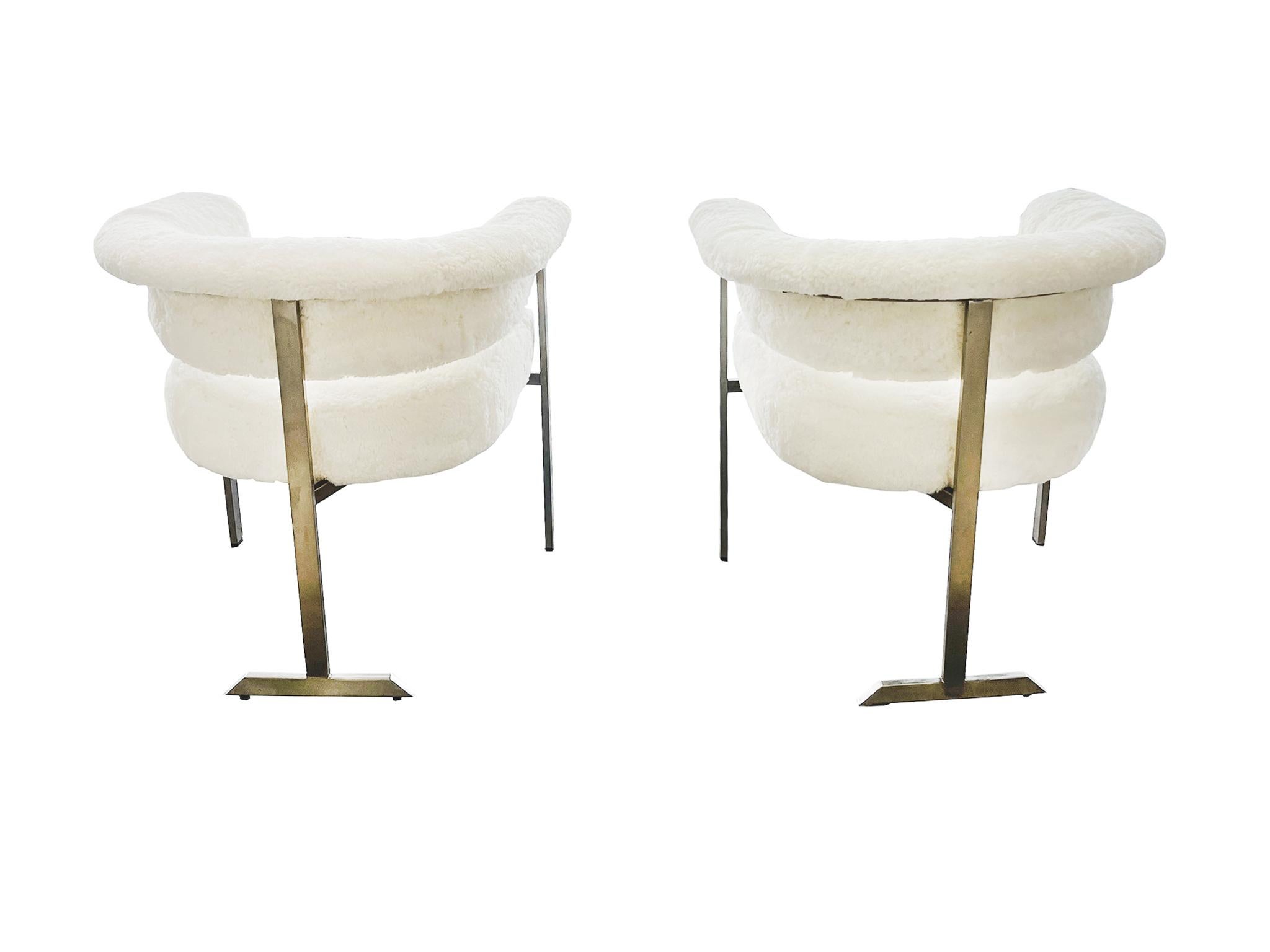 Mid-Century moderno Sedie laterali italiane a tre gambe in alluminio e shearling degli anni '70 - una coppia in vendita