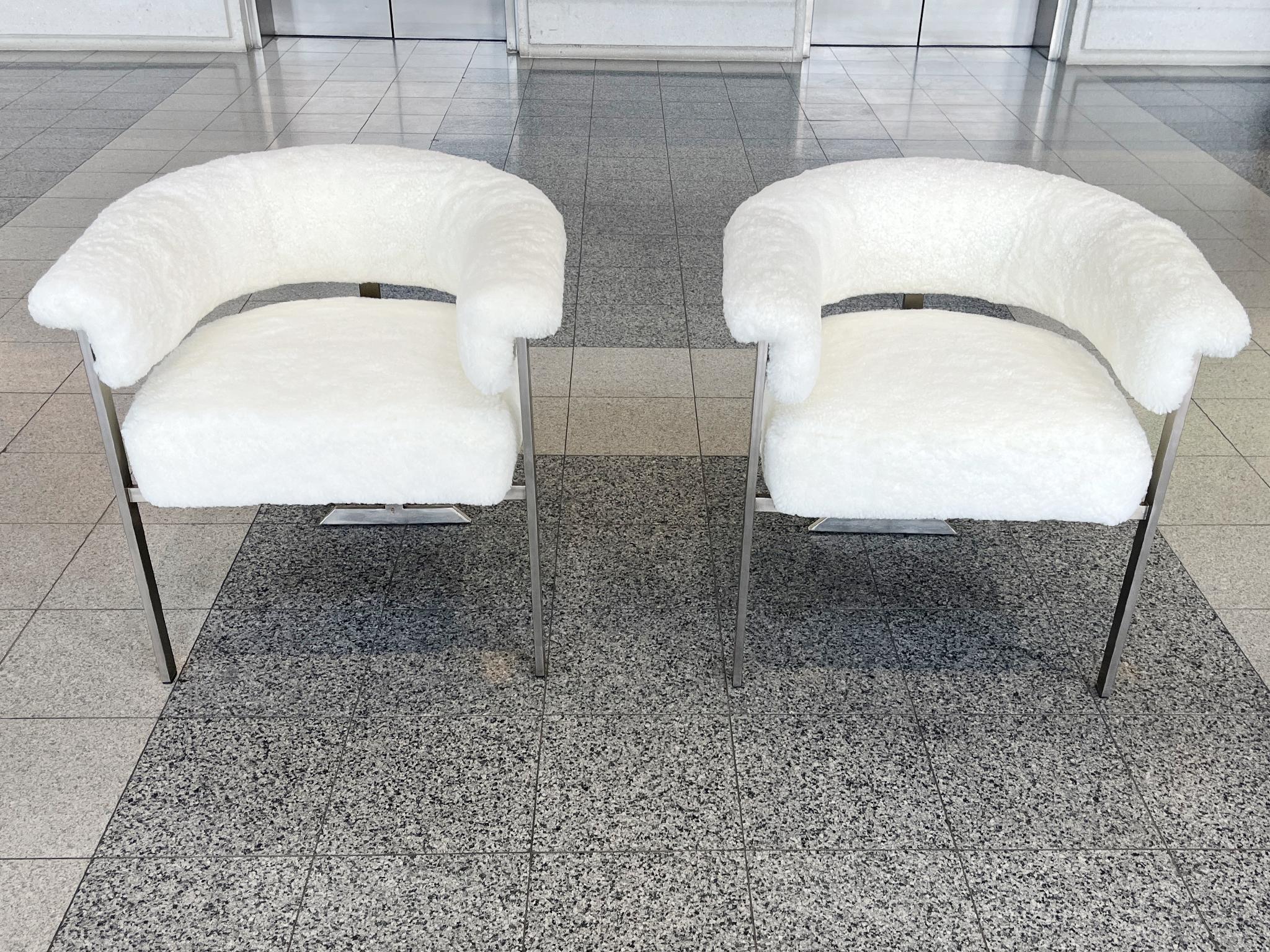 Italiano Sedie laterali italiane a tre gambe in alluminio e shearling degli anni '70 - una coppia in vendita