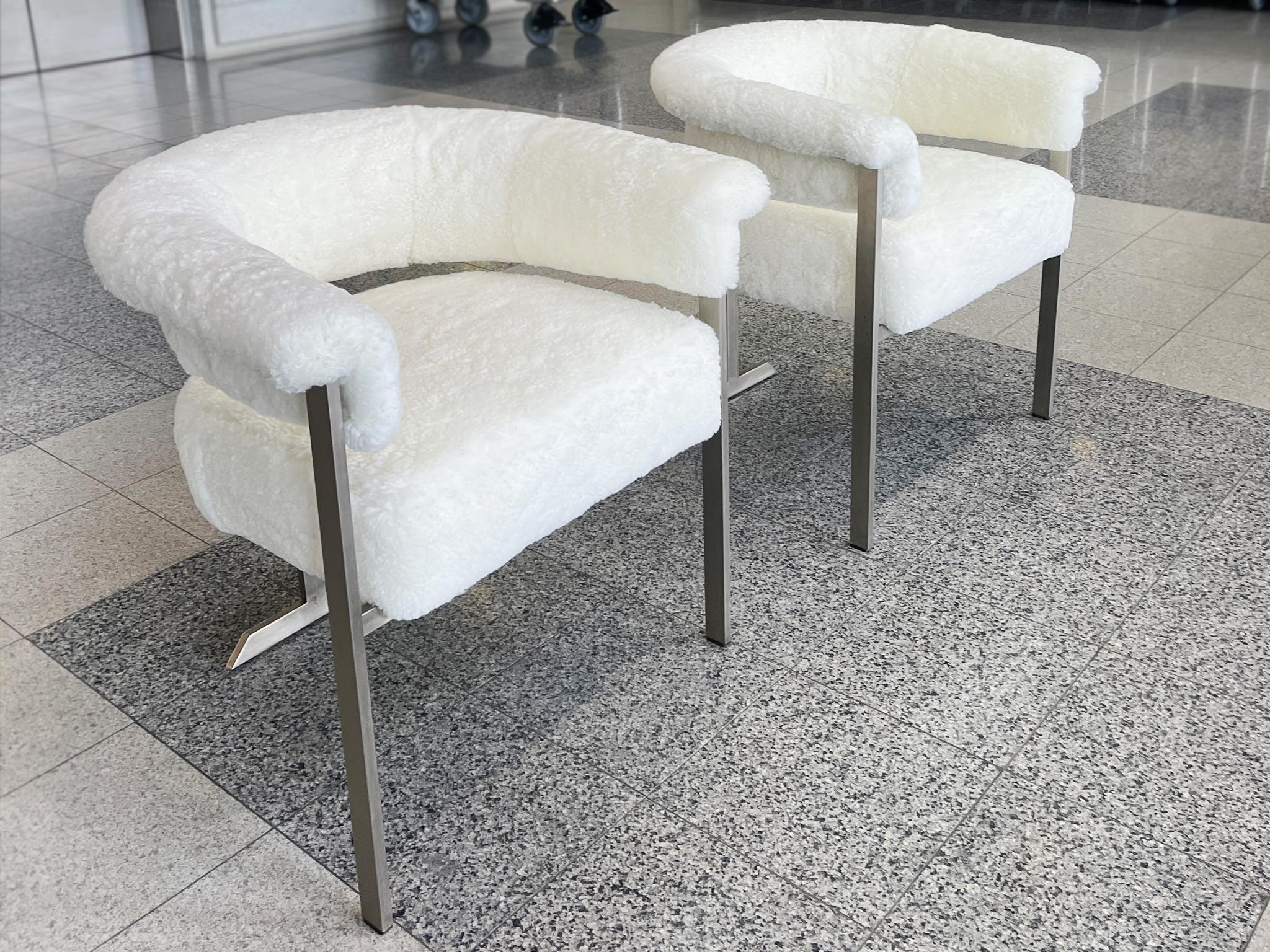 Sedie laterali italiane a tre gambe in alluminio e shearling degli anni '70 - una coppia In condizioni buone in vendita a New York, NY