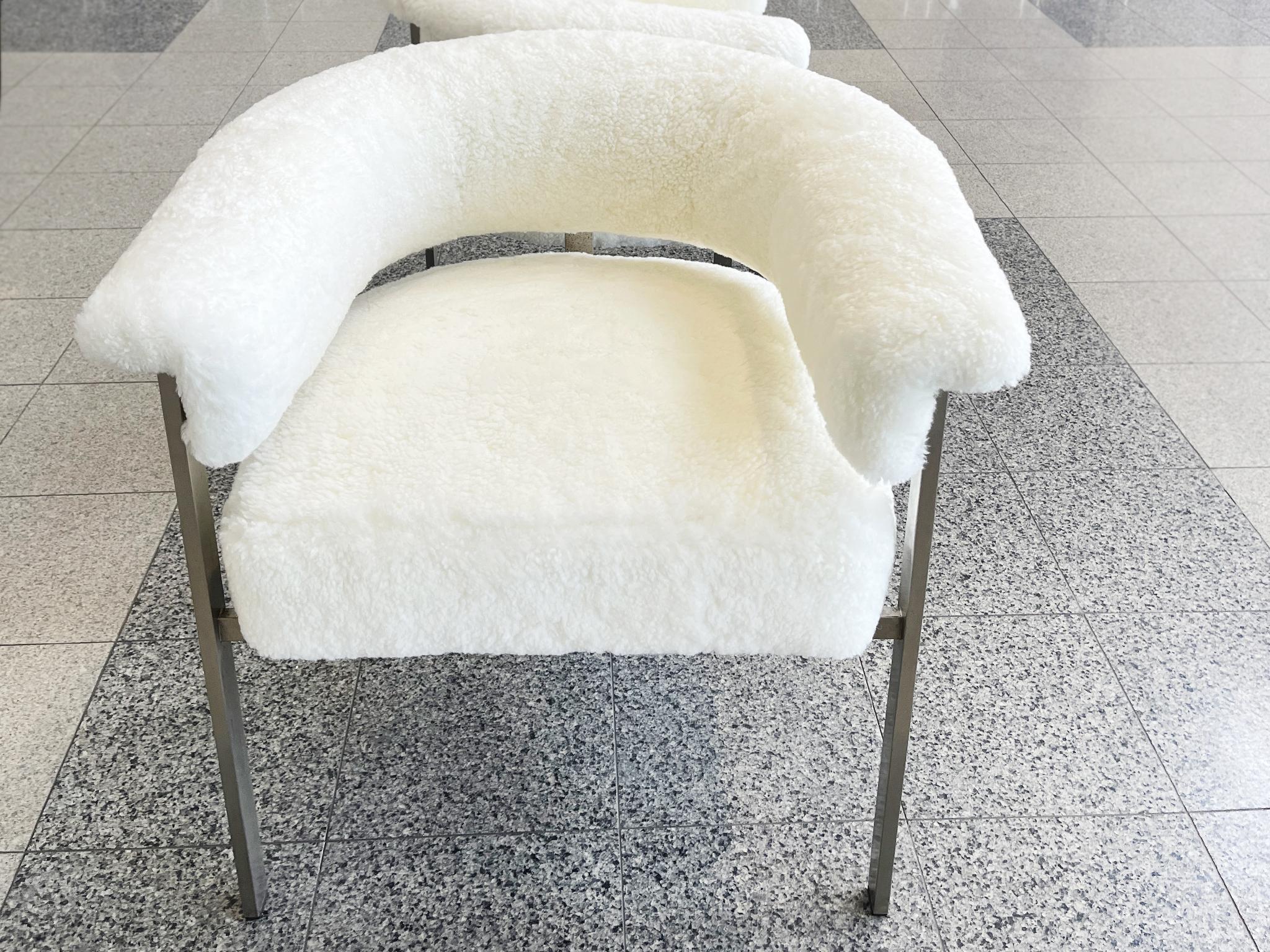 Alluminio Sedie laterali italiane a tre gambe in alluminio e shearling degli anni '70 - una coppia in vendita