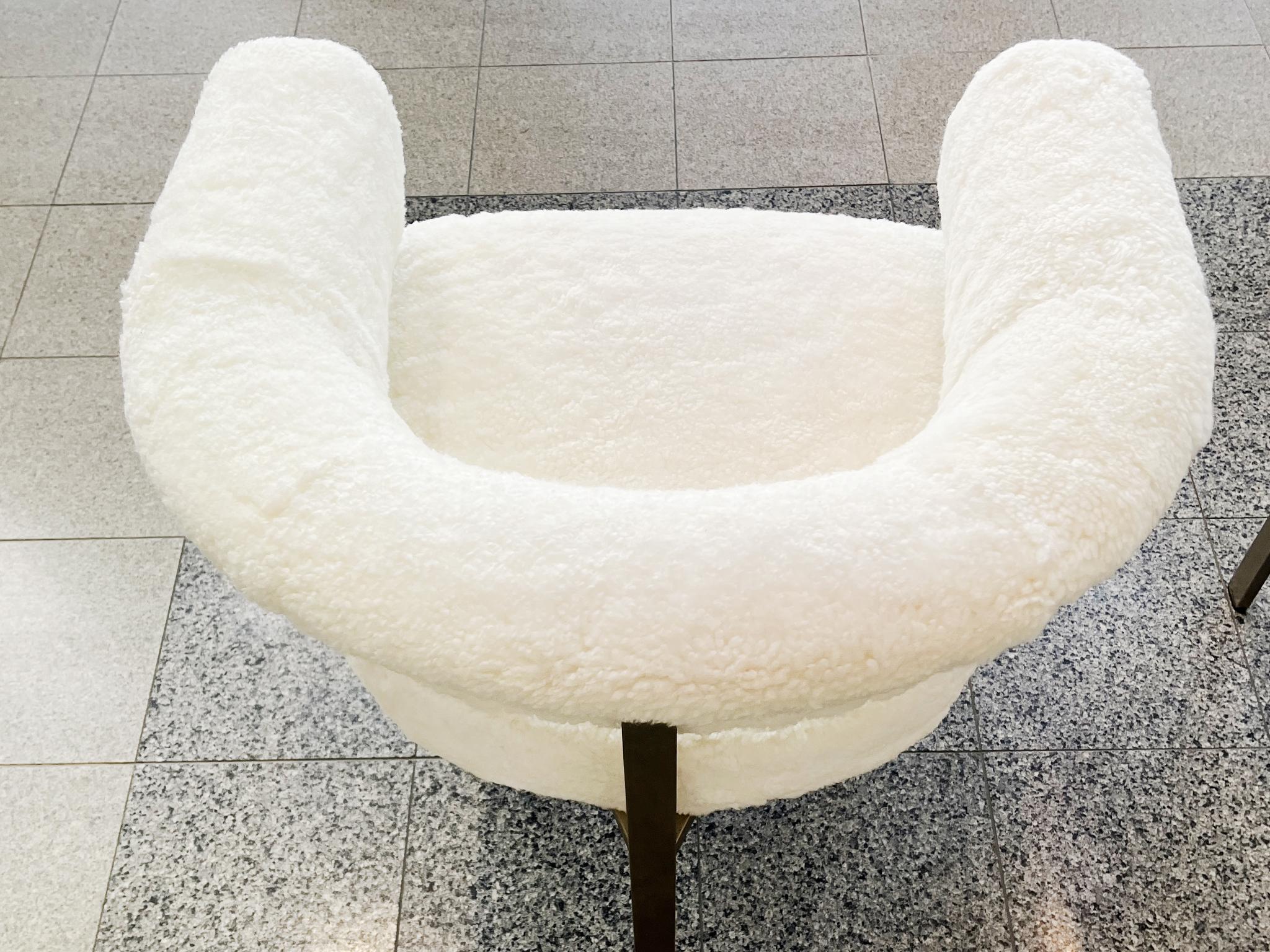 Sedie laterali italiane a tre gambe in alluminio e shearling degli anni '70 - una coppia in vendita 1
