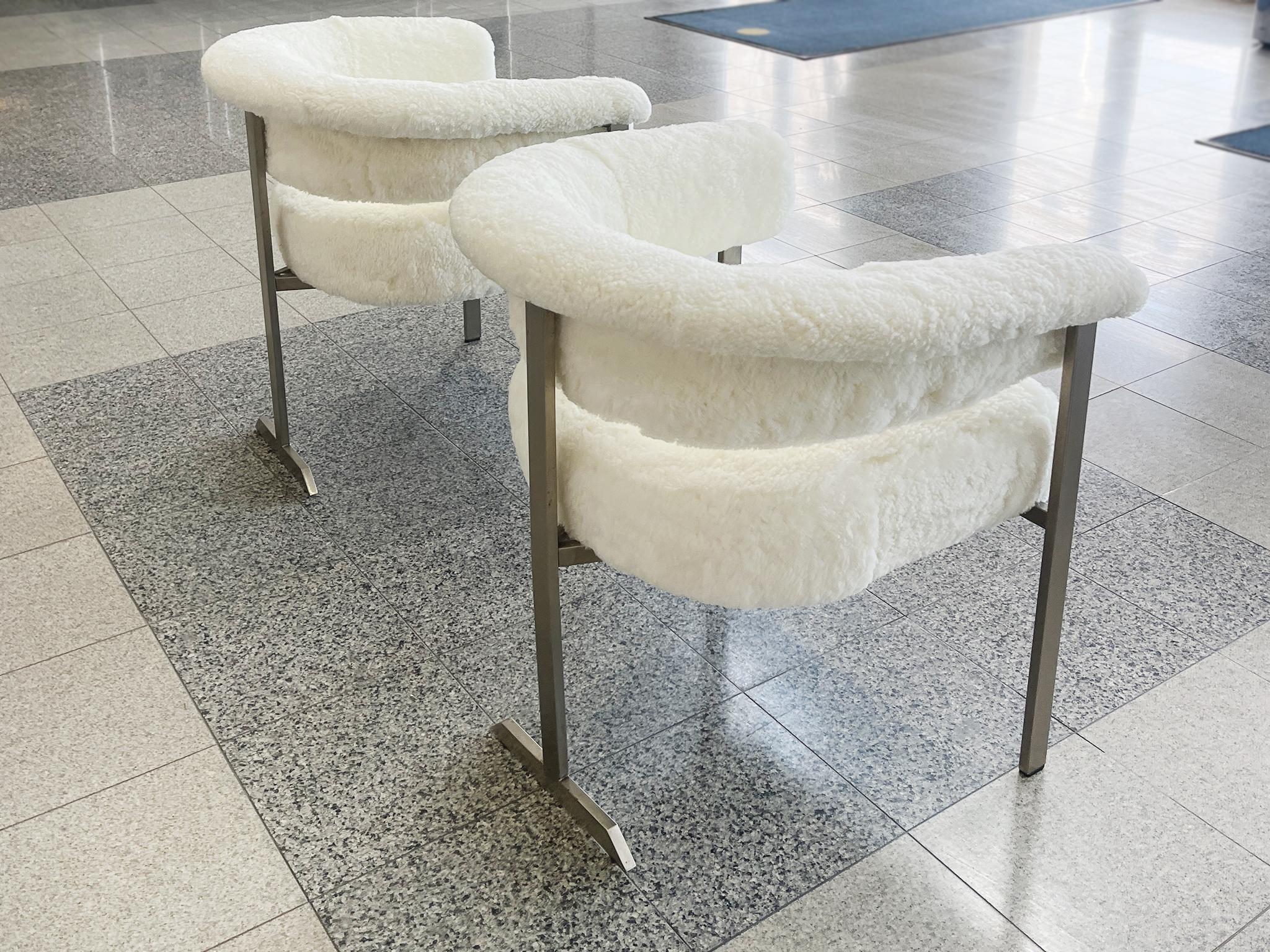 Sedie laterali italiane a tre gambe in alluminio e shearling degli anni '70 - una coppia in vendita 2