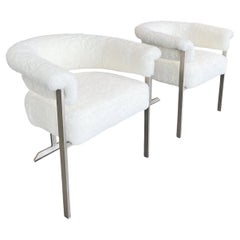 Pareja de sillas auxiliares italianas de tres patas, de aluminio y piel, de los años 70