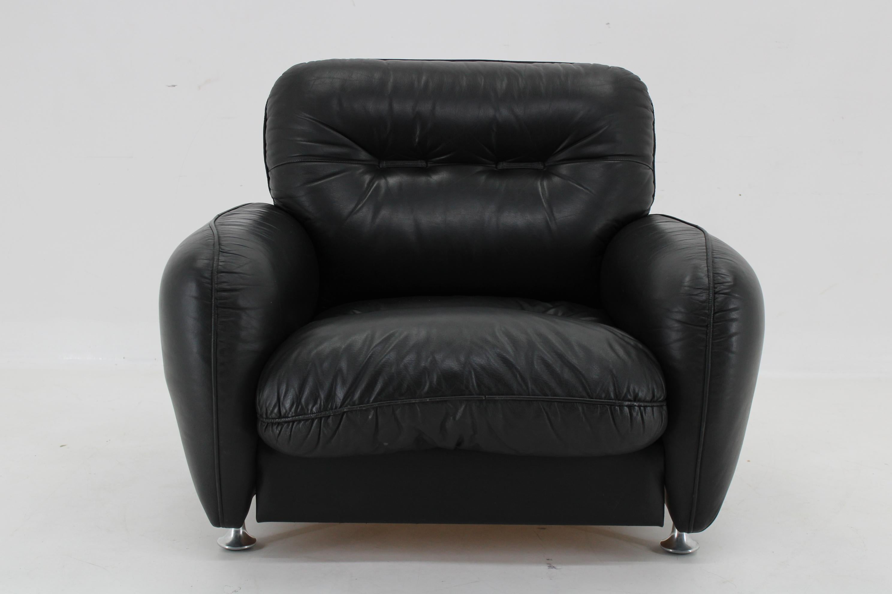 Mid-Century Modern 1970s Italian Armchair in Black Leather For Sale