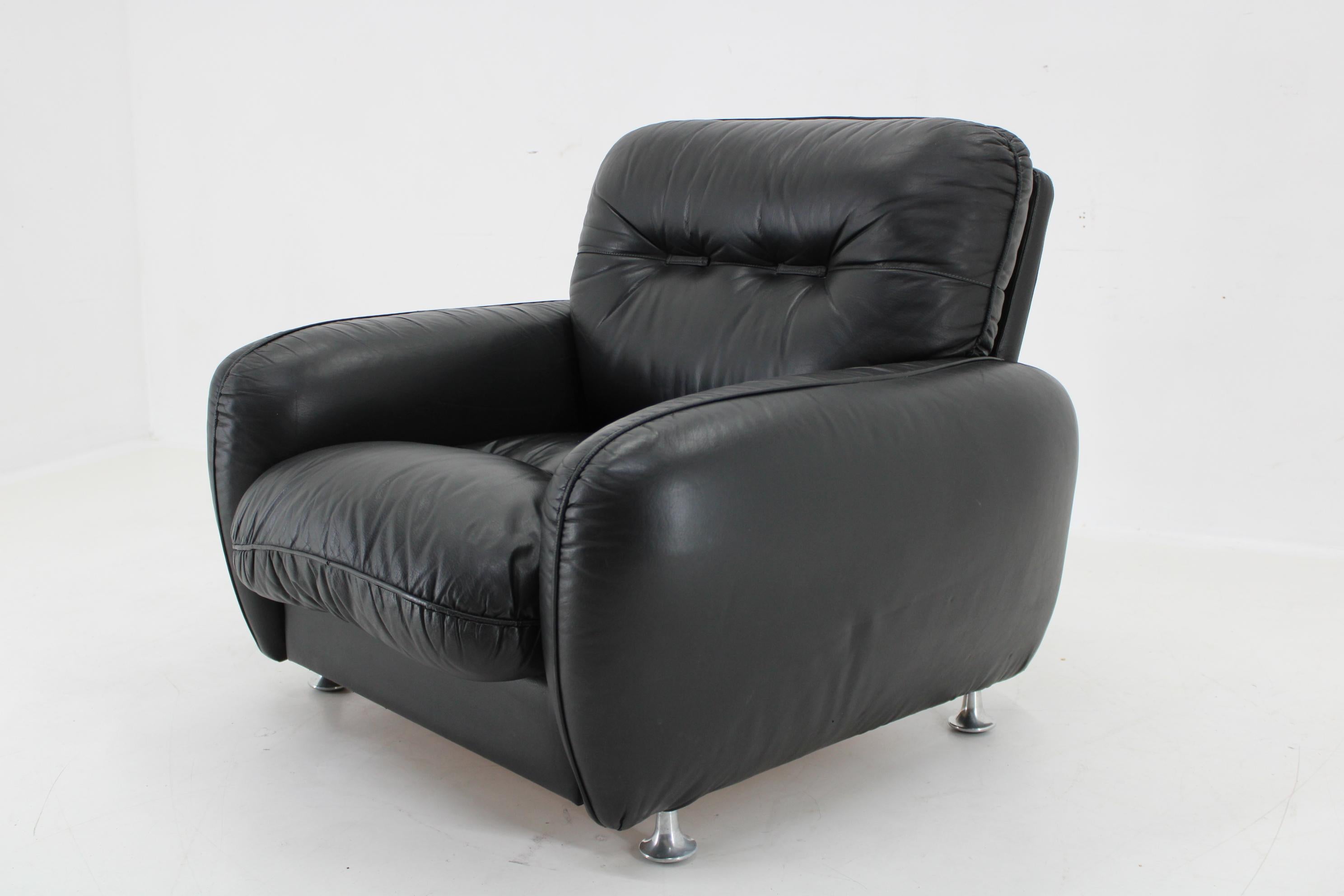 1970er Jahre Italienischer Sessel aus schwarzem Leder im Zustand „Gut“ im Angebot in Praha, CZ