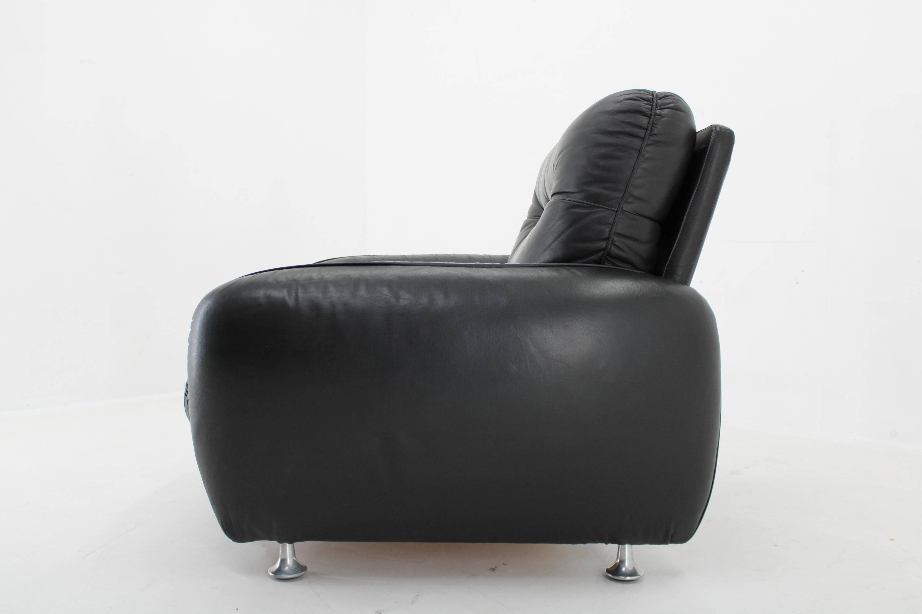 1970er Jahre Italienischer Sessel aus schwarzem Leder (Ende des 20. Jahrhunderts) im Angebot