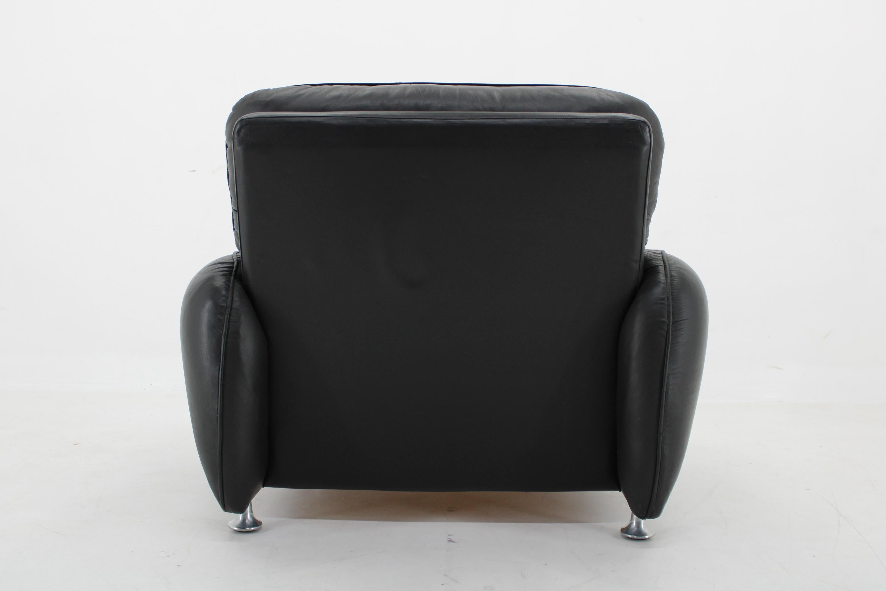 1970er Jahre Italienischer Sessel aus schwarzem Leder im Angebot 2