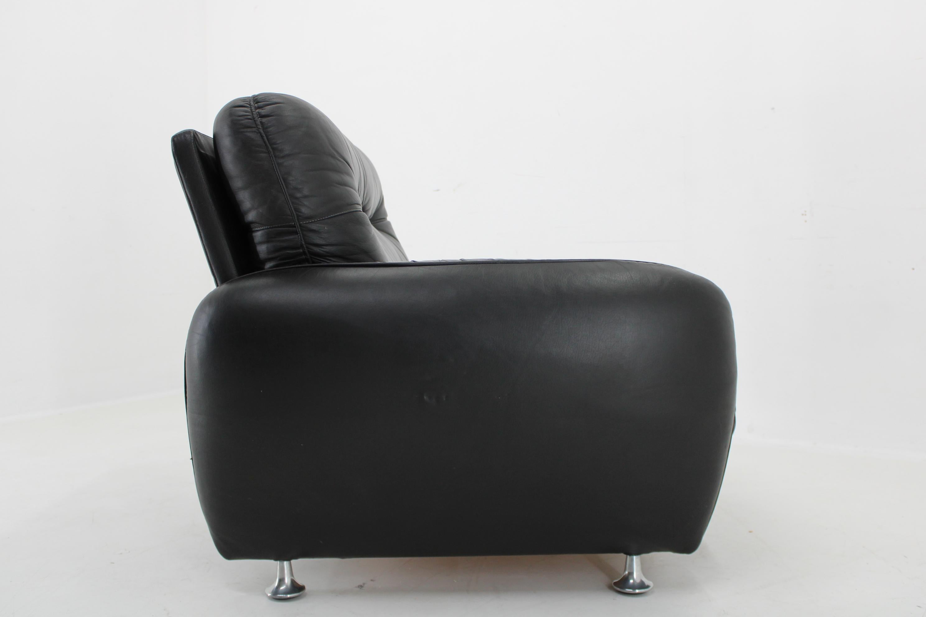 Fauteuil italien en cuir noir des années 1970 en vente 3