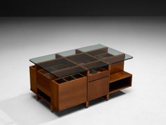 Table basse à grille asymétrique en noyer et verre, Italie, années 1970