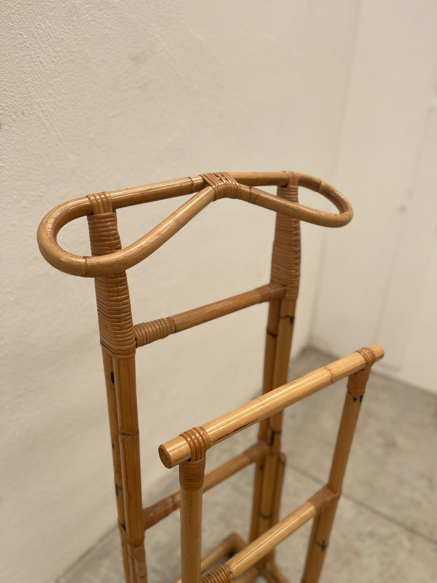 Aus Bambus gefertigt, ist es ein klassisches Stück, ideal für Liebhaber des Minimalismus. Leicht zu bewegen dank der Räder.

Privatsammlung Di Domenico Rugiano