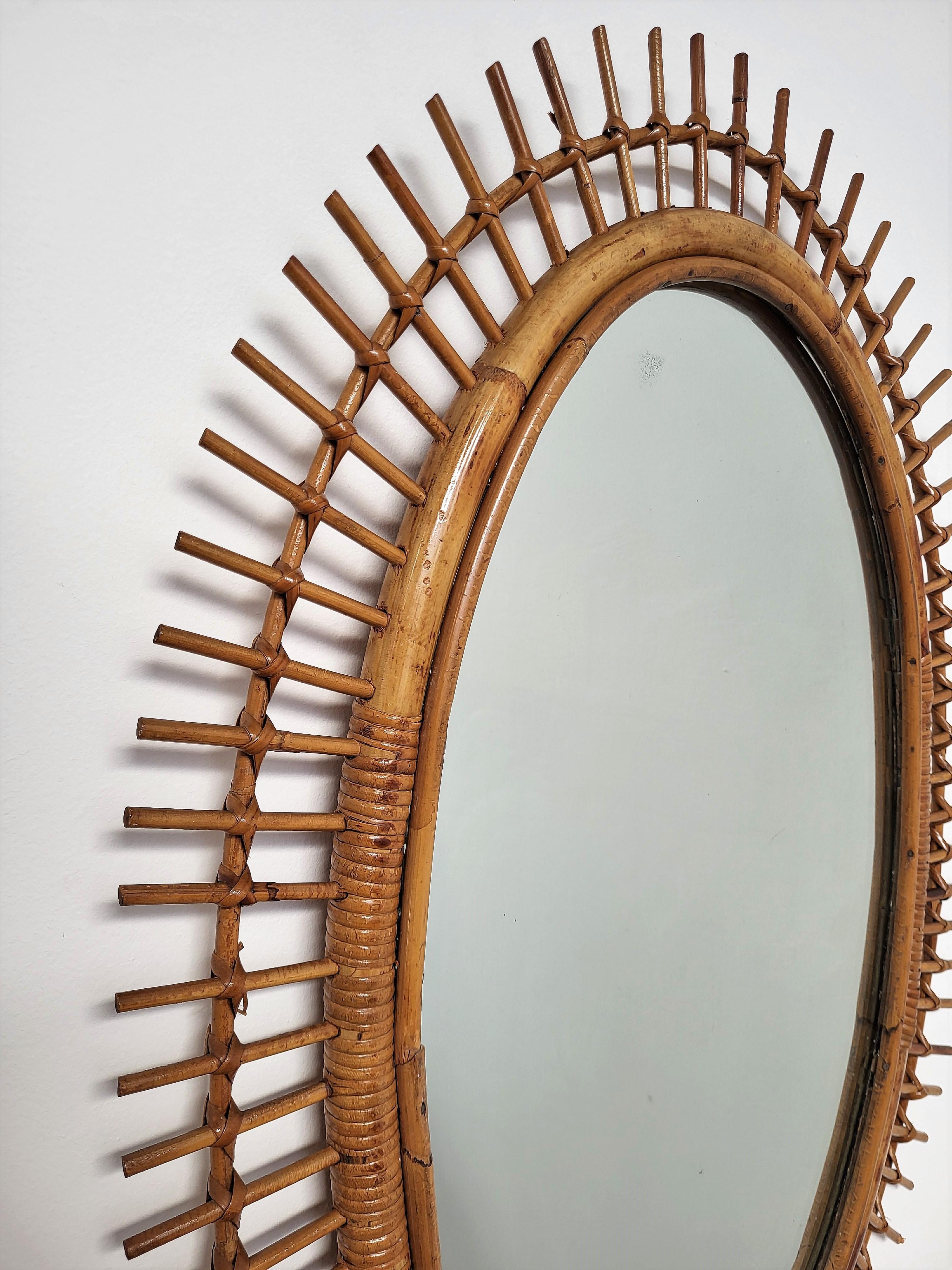 1970s Italian Bamboo Rattan Bohemian French Riviera Oval Wall Mirror In Good Condition In Carimate, Como
