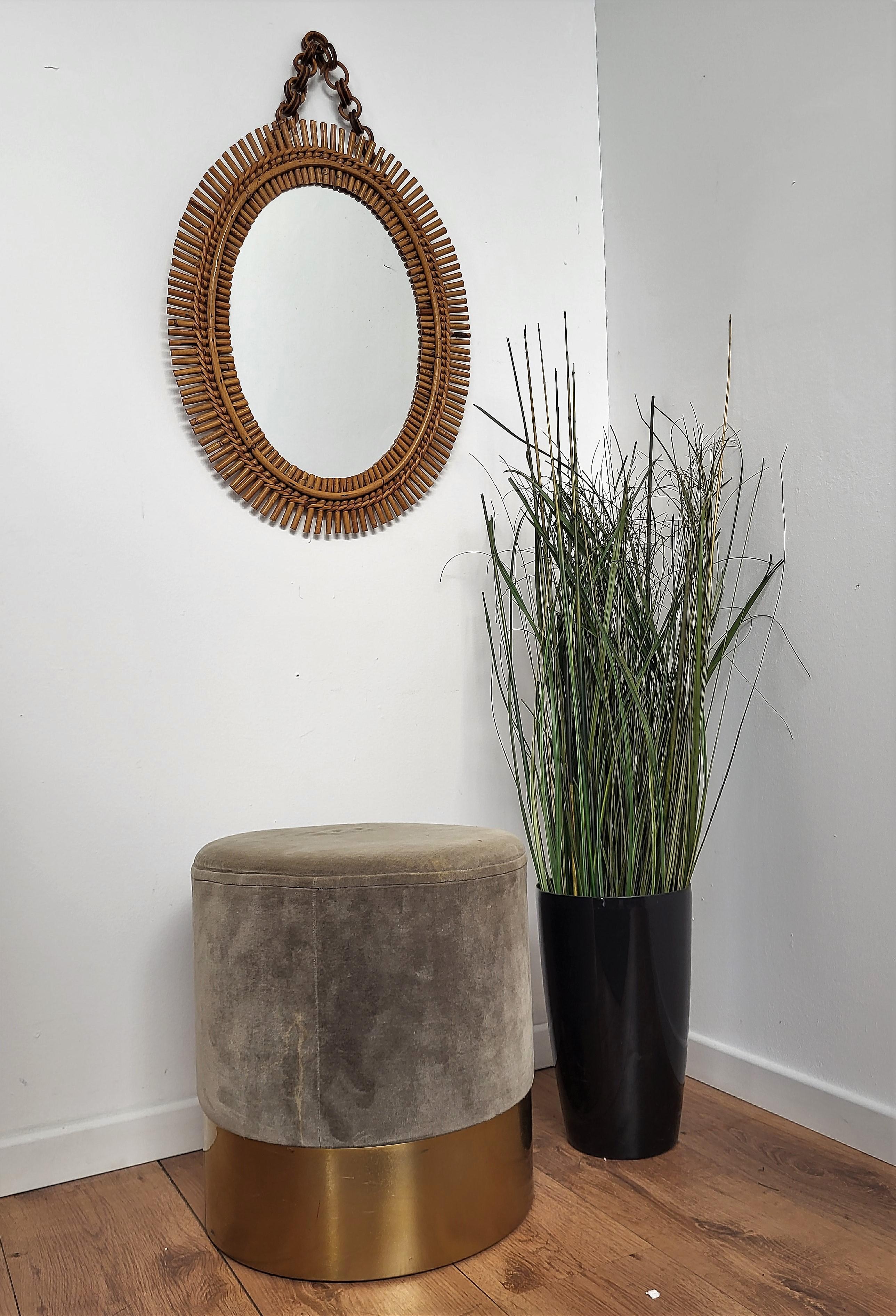 Beautiful 1970s Italian Mid-Century Modern oval shaped wall mirror made of rattan and bamboo with the typical bamboo chain. This charming piece is in the typical style of Franco Albini, Adrien Audoux and Vittorio Bonacina where the organic beauty of