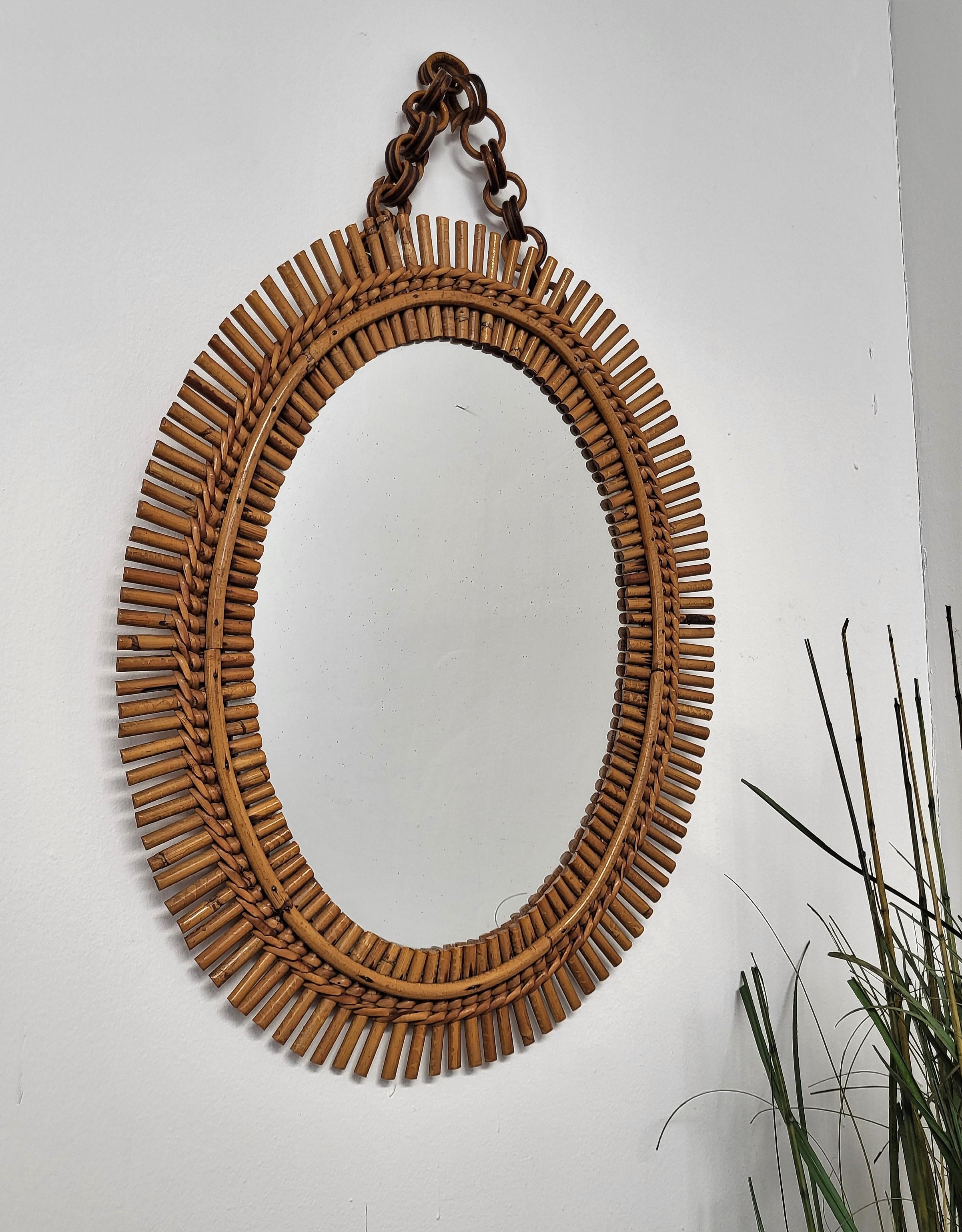 1970s Italian Bamboo Rattan Bohemian French Riviera Oval Wall Mirror with Chain In Good Condition In Carimate, Como