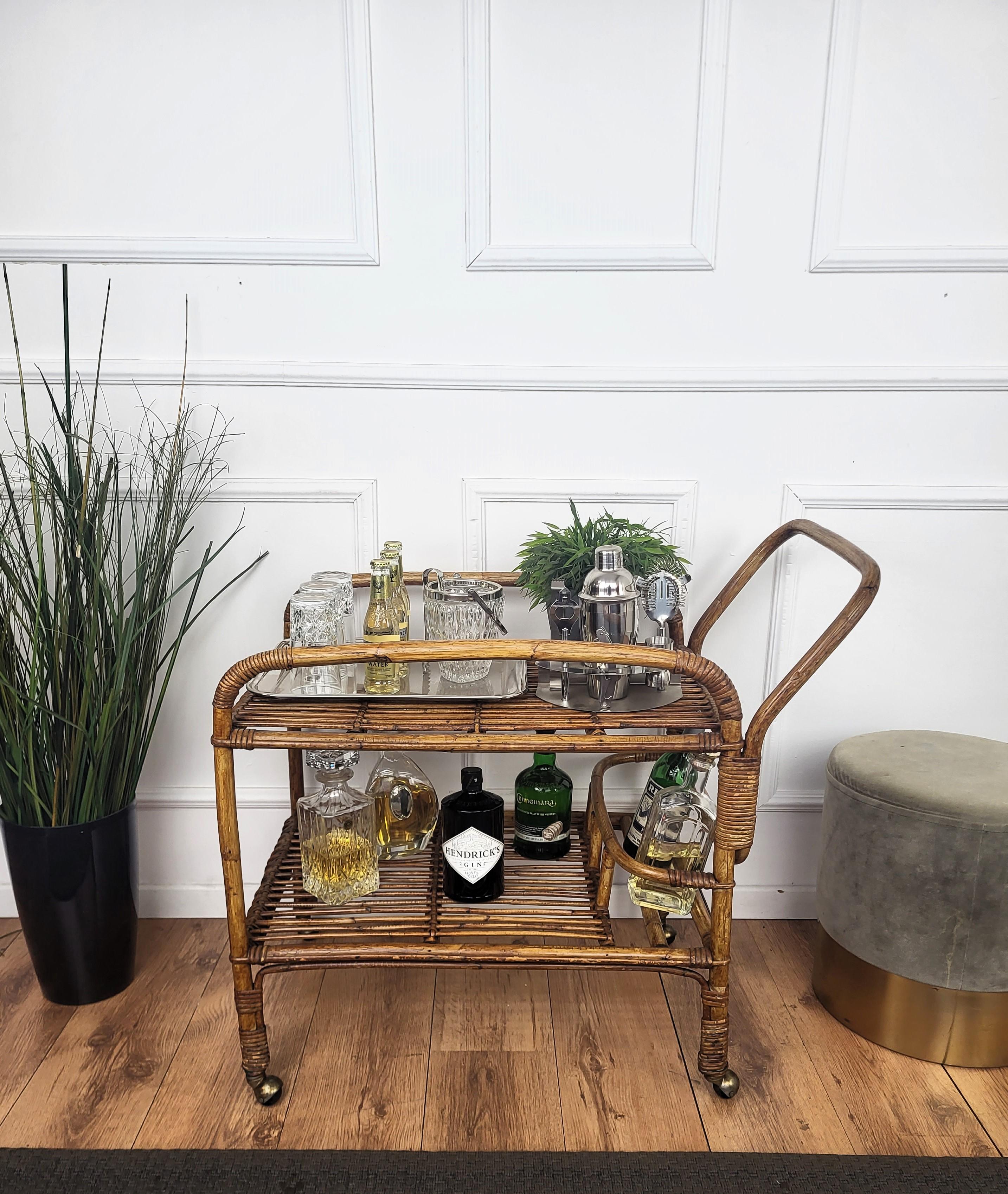 Beautiful 1970s Italian Mid-Century Modern serving bar cart trolley probably by the Italian Vittorio Bonacina featuring two levels and a bottom bottle holder on the side. This charming piece is in the typical style of Franco Albini, Adrien Audoux