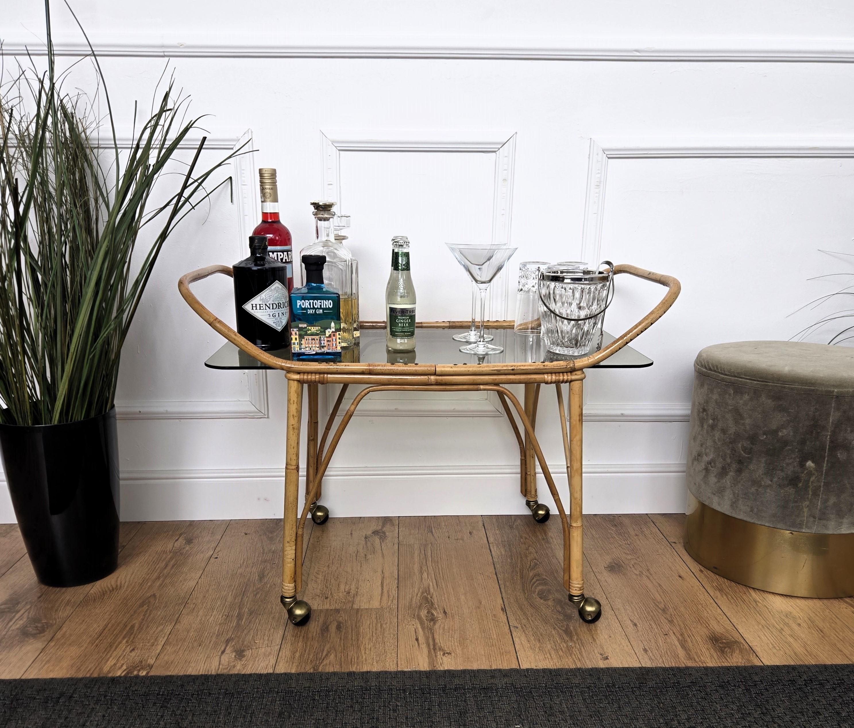 1970s Italian Mid-Century Modern serving bar cart trolley with glass top. This charming piece is in the typical style of Franco Albini, Adrien Audoux and Vittorio Bonacina where the organic beauty of the woven materials is timeless and classic,