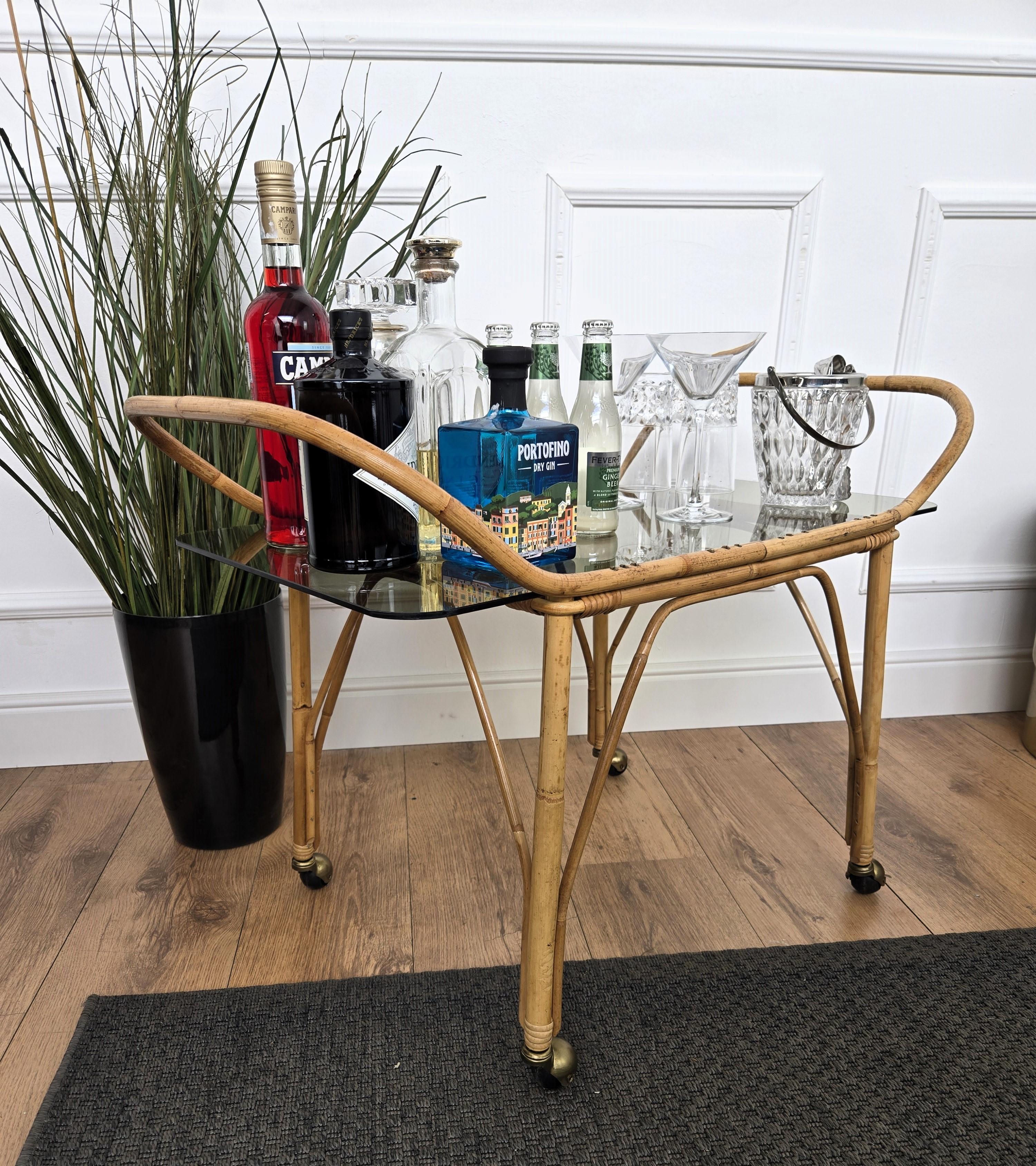 1970s Italian Bamboo Rattan Glass Bohemian French Riviera Serving Bar Cart In Good Condition For Sale In Carimate, Como