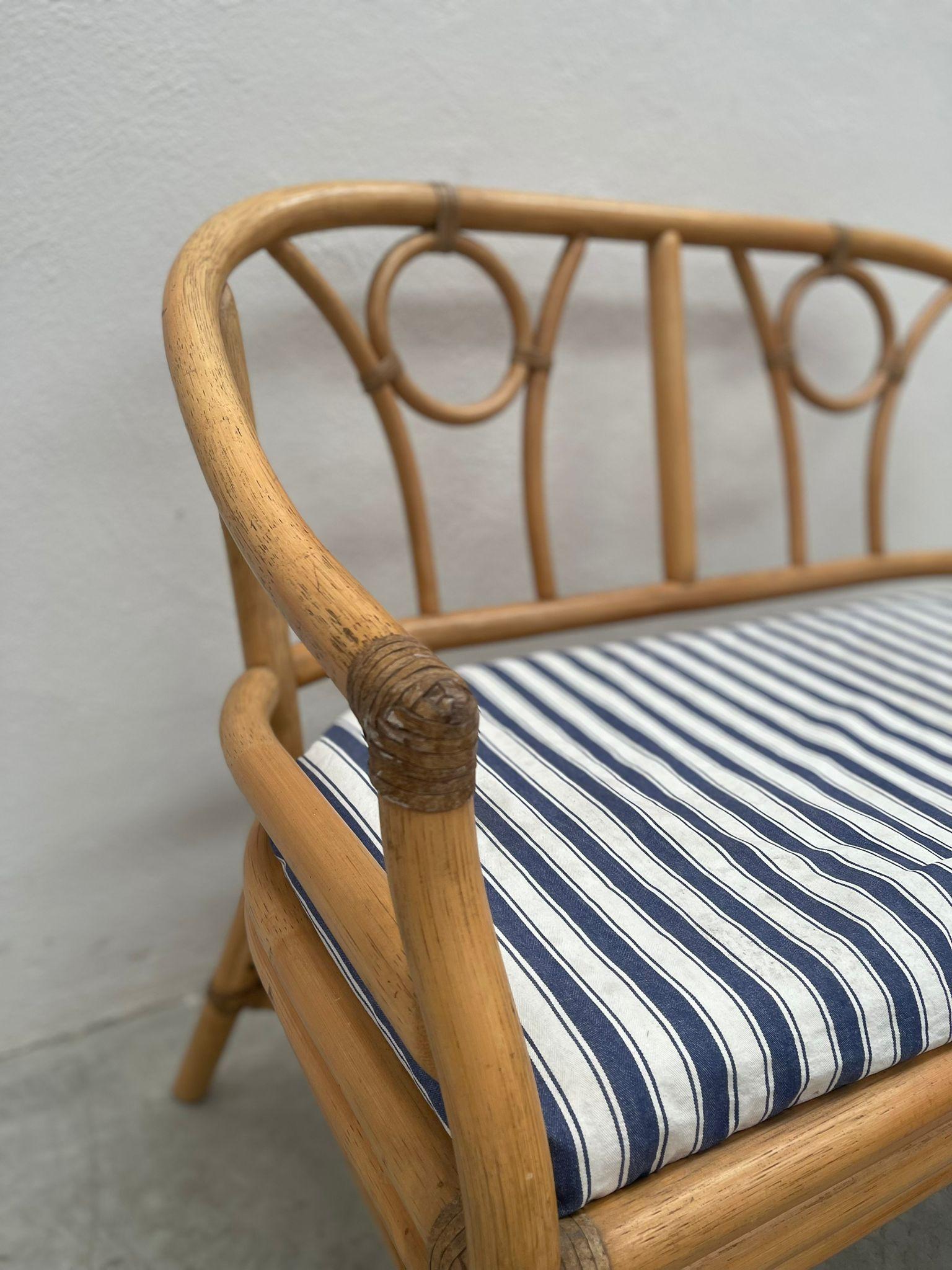 Gartensofa aus edlem Bambus mit elegantem Design Bonacino. Der aus Baumwolle gefertigte Sitz hat die Hauptfarben Blau und Weiß. Sie ist bequem und macht Ihr Äußeres noch vollständiger und anspruchsvoller. 

Private Collection Di Domenico Rugiano