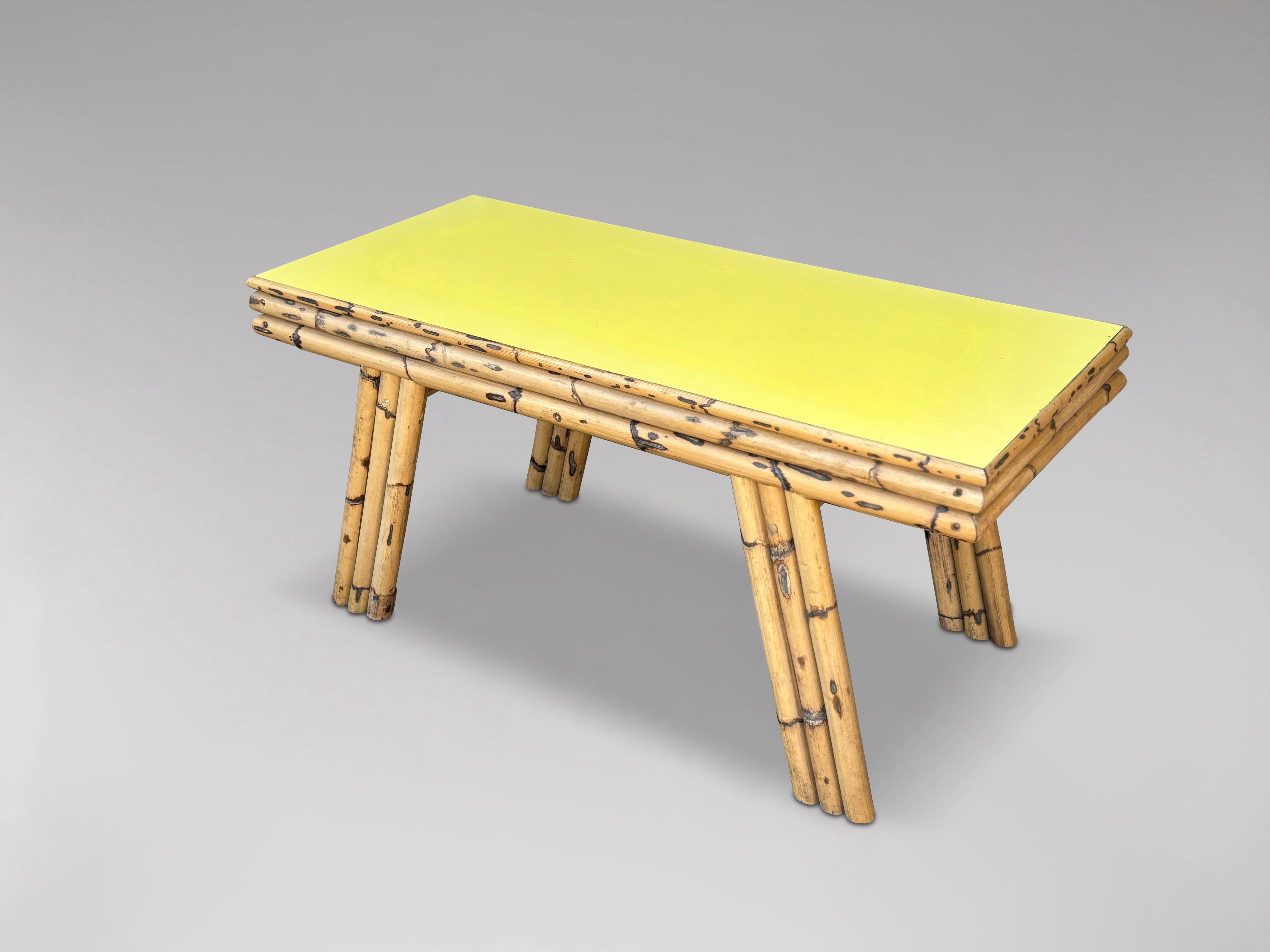 Table basse rectangulaire italienne en bambou de la fin du XXe siècle et des années 1970. Le plateau en Formica jaune est durable et facile à nettoyer, et conserve un aspect frais et brillant au fil du temps. Le cadre en bois de bambou confère