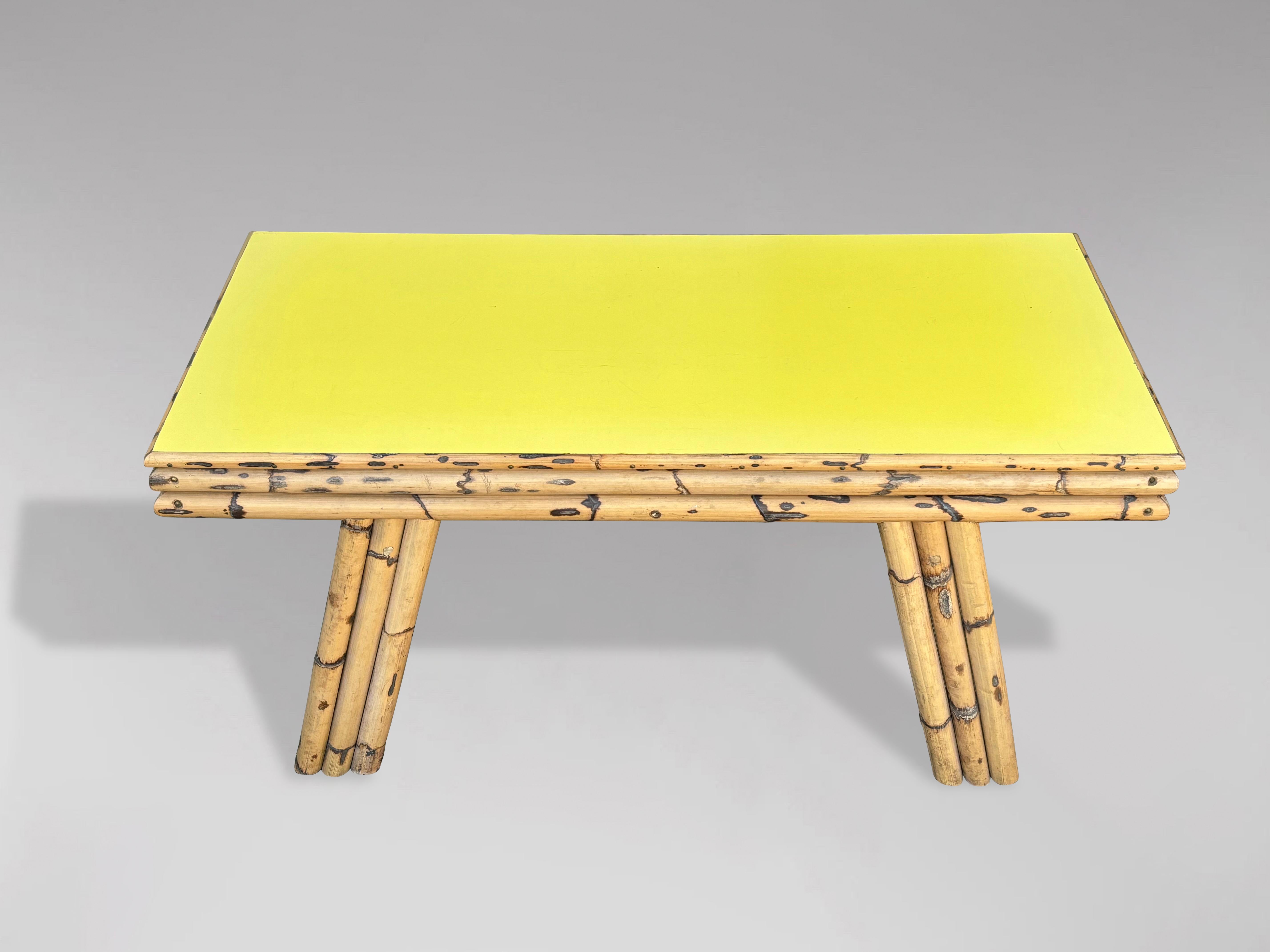 Fait main Table basse italienne des années 1970 avec plateau en formica jaune en vente