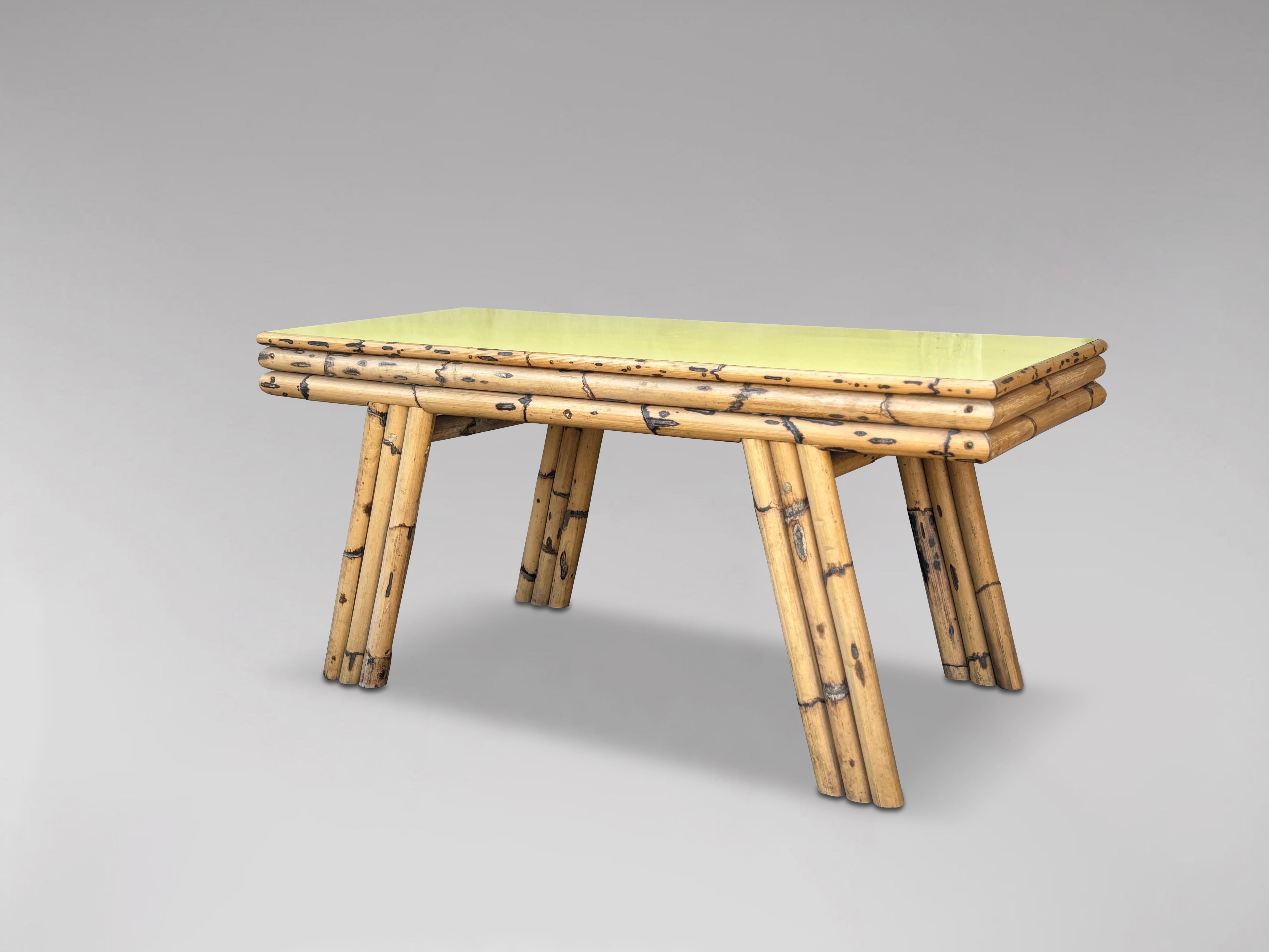 Table basse italienne des années 1970 avec plateau en formica jaune Bon état - En vente à Petworth,West Sussex, GB