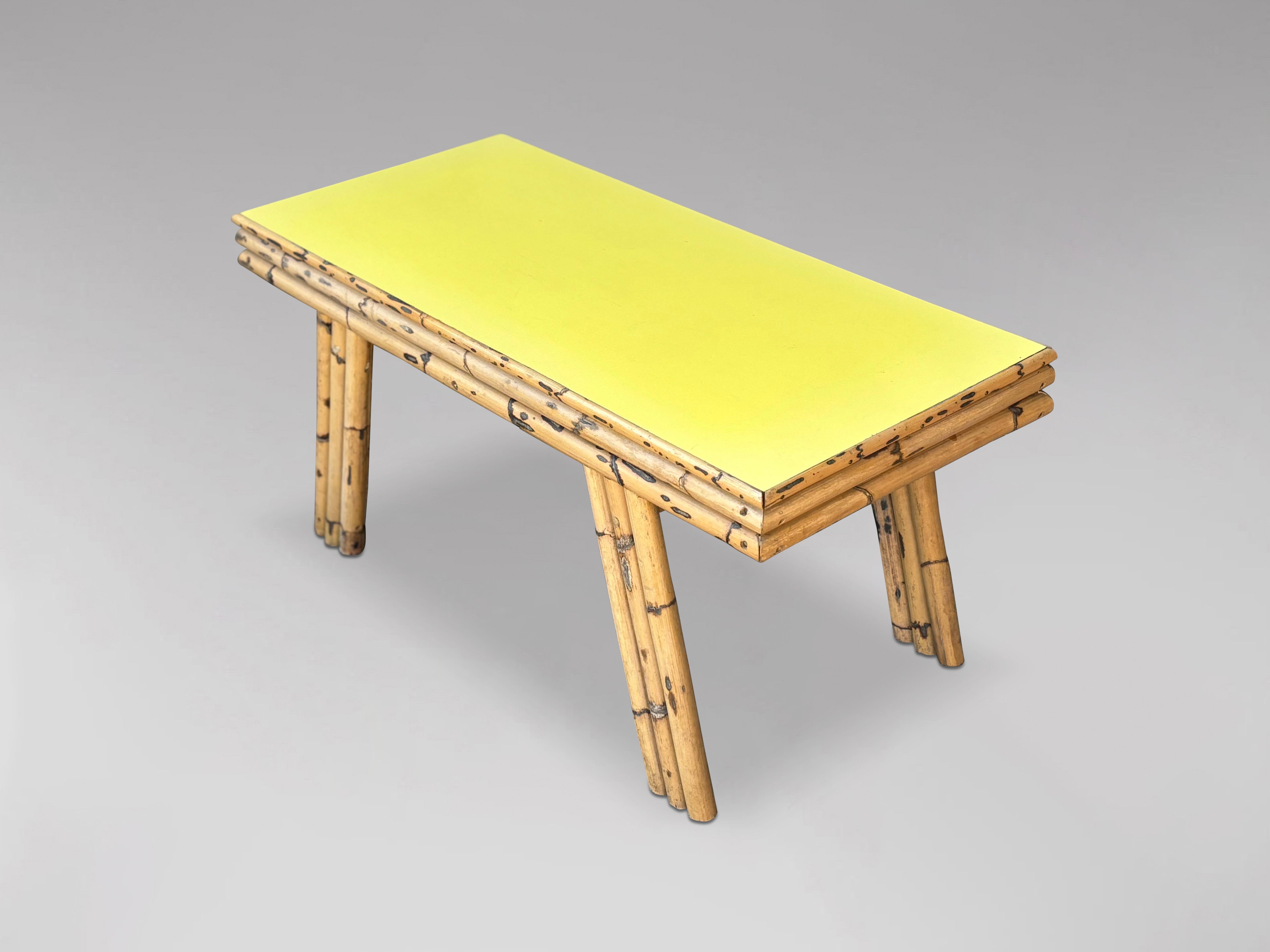 Table basse italienne des années 1970 avec plateau en formica jaune en vente 1