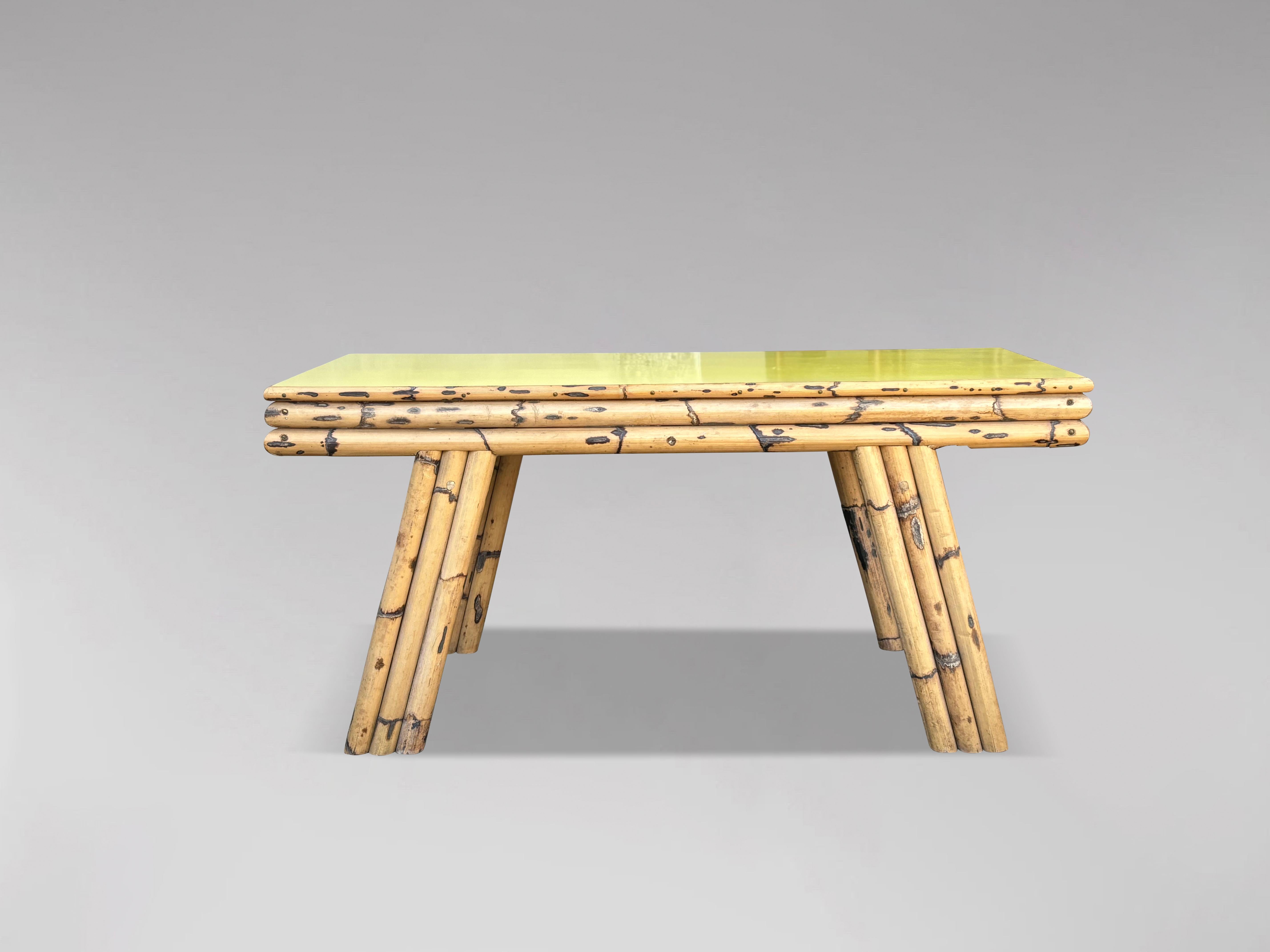 Table basse italienne des années 1970 avec plateau en formica jaune en vente 2