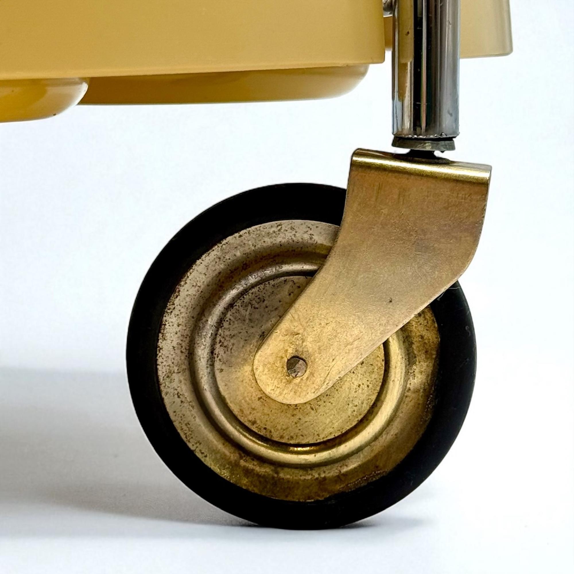 Carrito de bar italiano de los años 70 en plástico beige de Dal Vera con soporte para botellas en venta 2