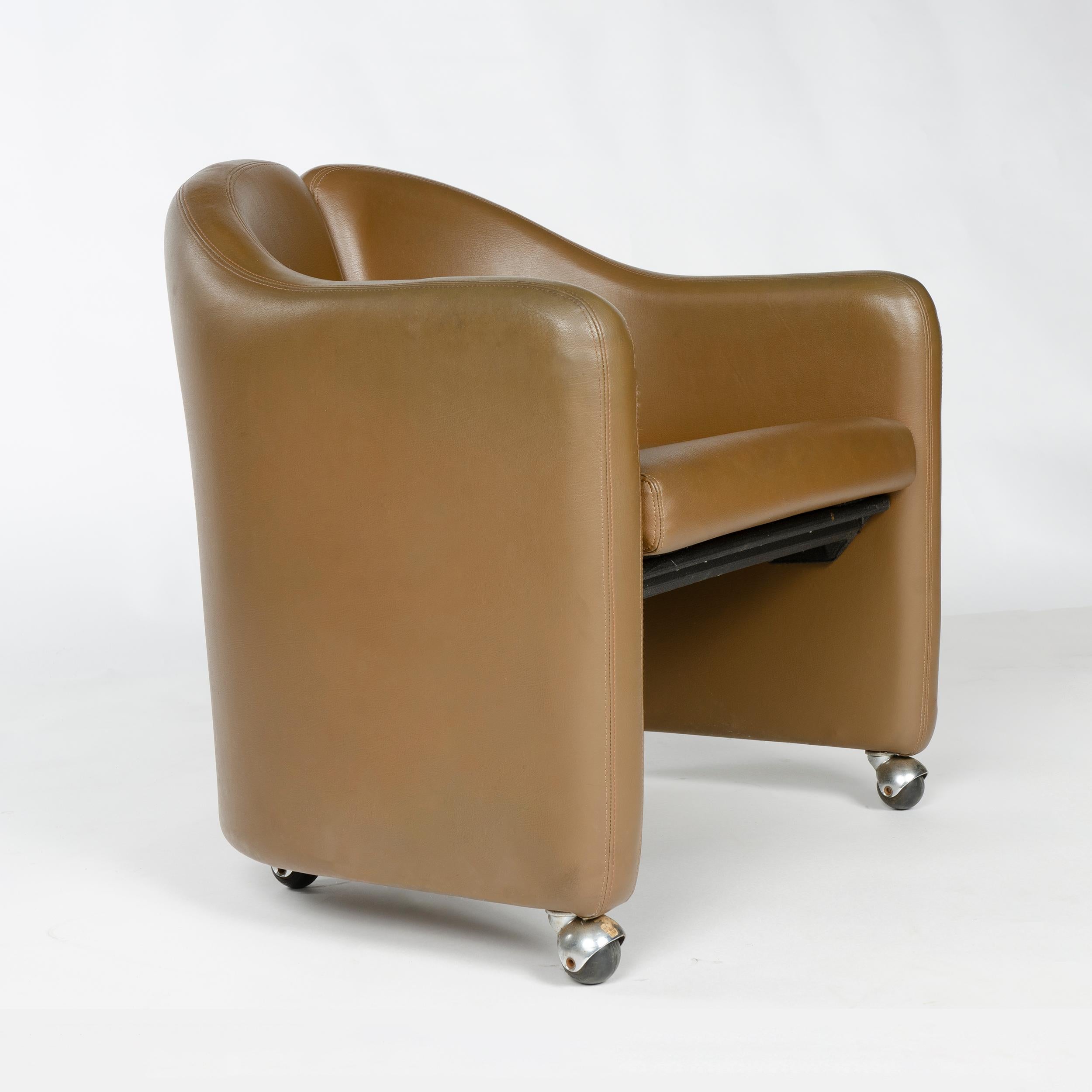 Late 20th Century 1970s Italian Barrel-Back Desk or Cocktail Chair by Eugenio Gerli for Tecno For Sale