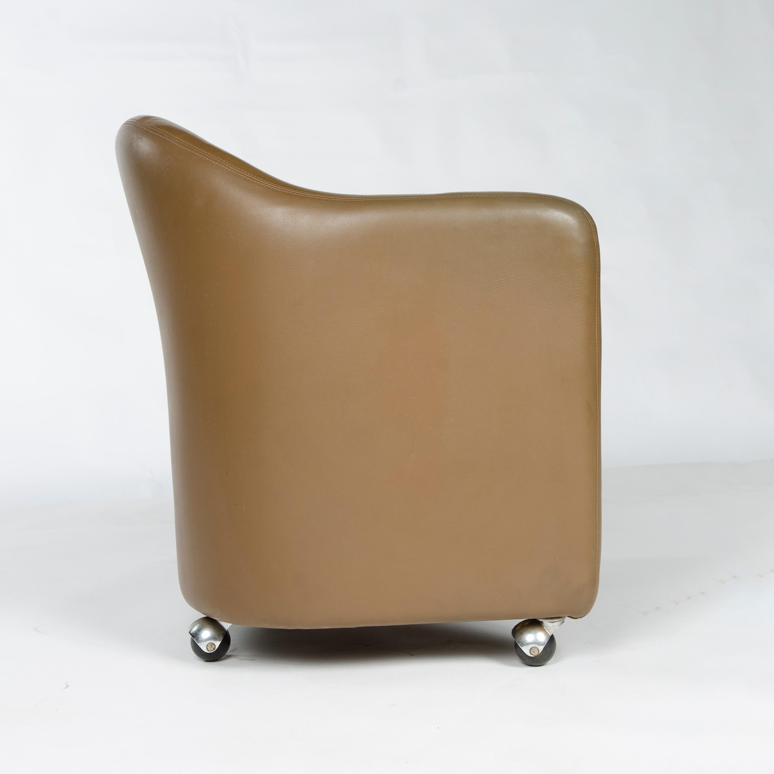 1970s Italian Barrel-Back Desk or Cocktail Chair by Eugenio Gerli for Tecno For Sale 1