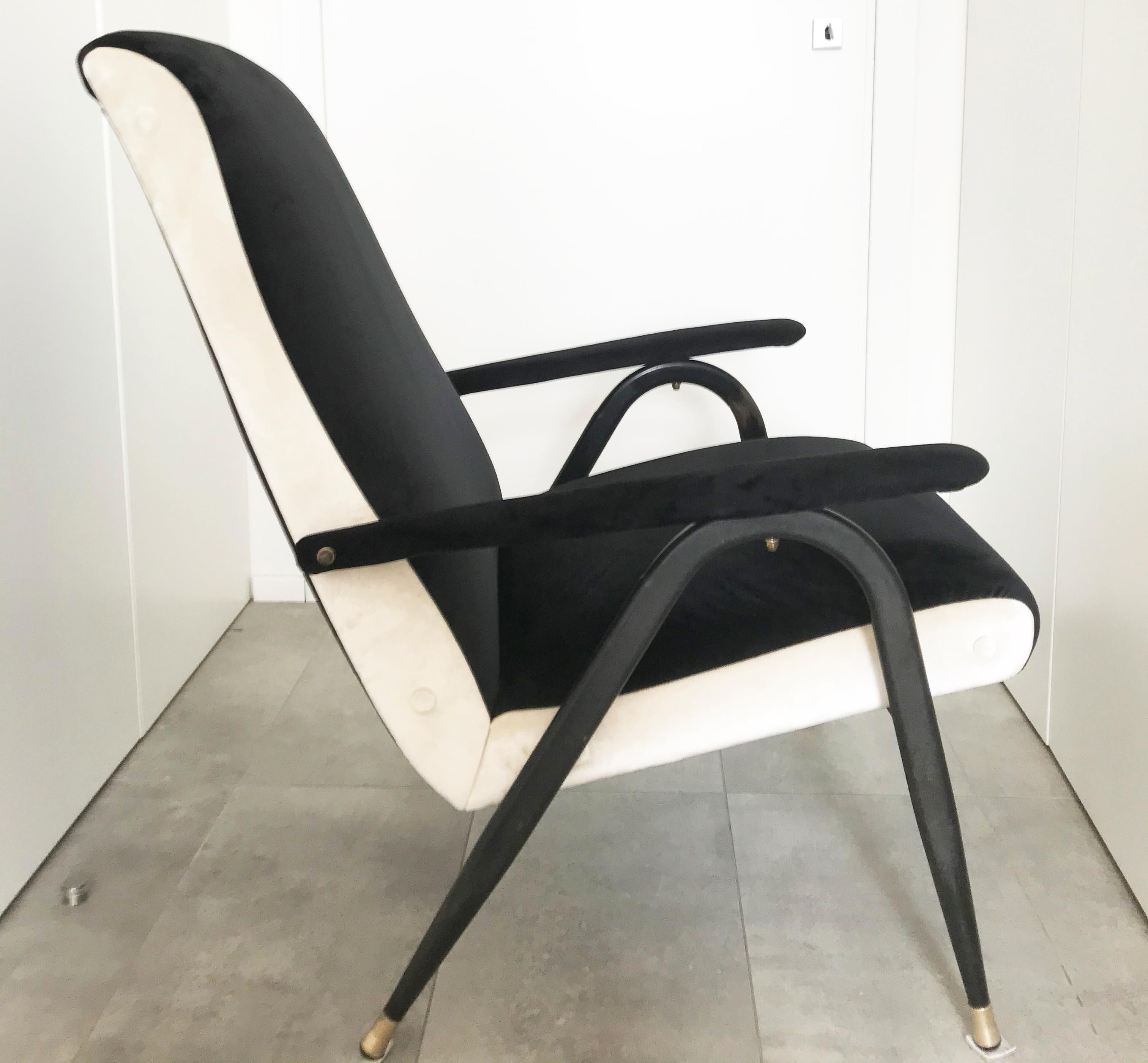 Beautiful armchair in black and white velvet made in Italy in the 1970s. Black painted metal structure with brass ends, black velvet armrests.
The pair is available at the price of €. 1500.