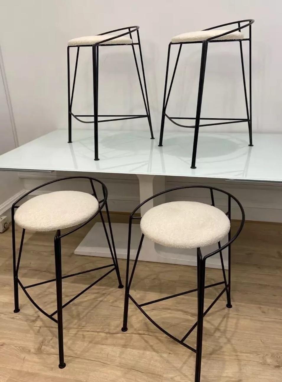 Un set di quattro sgabelli italiani in metallo nero e boucle degli anni '70.

Questo set di sgabelli da bar ha un design chic, con un'elegante struttura in metallo nero e una seduta in bouclé bianco a contrasto. 

Sono un ottimo esempio di design