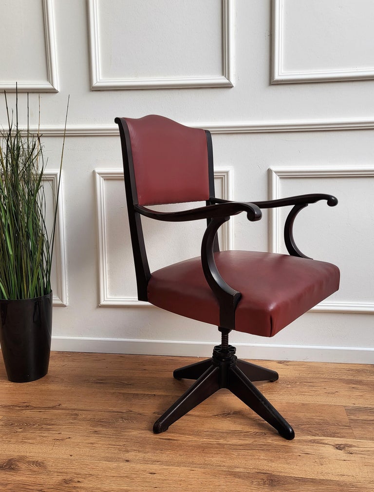 Beautiful and elegant Italian Mid-Century Modern leather and solid wood office desk chair.