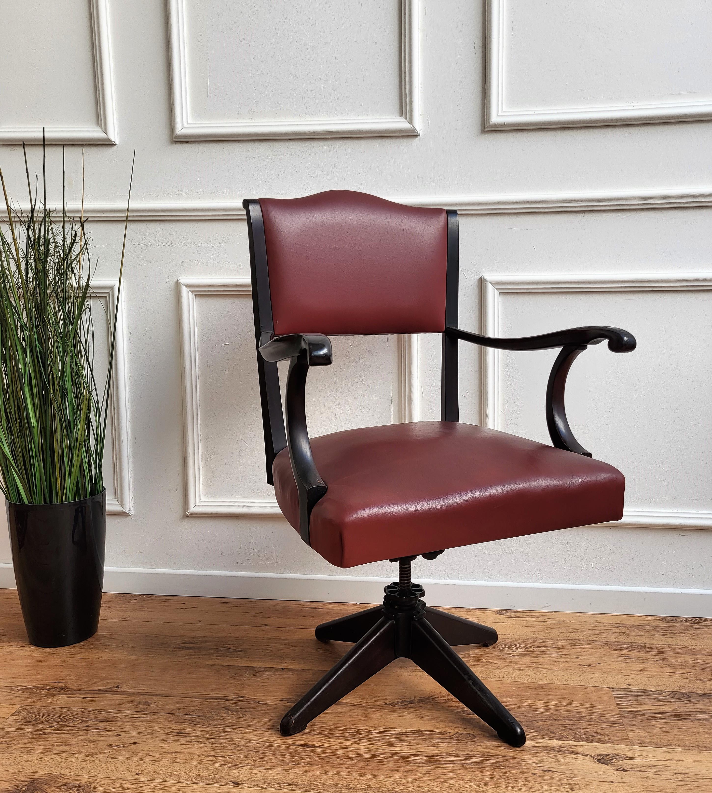 Mid-Century Modern 1970 Italian Bordeaux Leather & Wood Open Arm Turning Office Desk Chair en vente