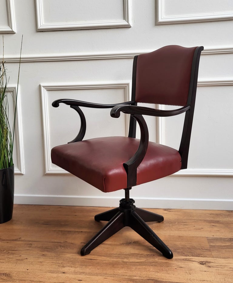 1970s Italian Bordeaux Leather & Wood Open Arm Turning Office Desk Chair In Good Condition For Sale In Carimate, Como